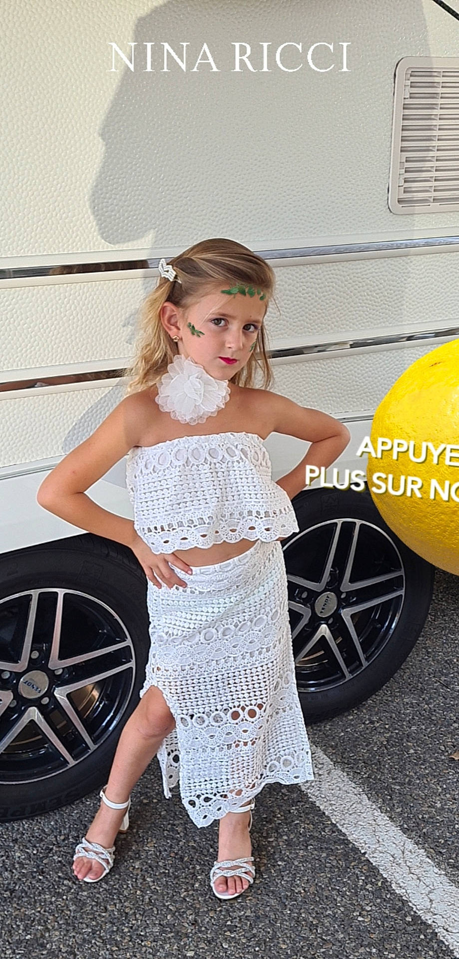 Guélia participe au concours pour gagner de l'argent avec cette photo : automotive_design, automotive_lighting, automotive_tire, automotive_wheel_system, beauty, day_dress, dress, fashion_design, flash_photography, flooring, formal_wear, happy, human_leg, leg, person, rim, spoke, thigh, tire, waist