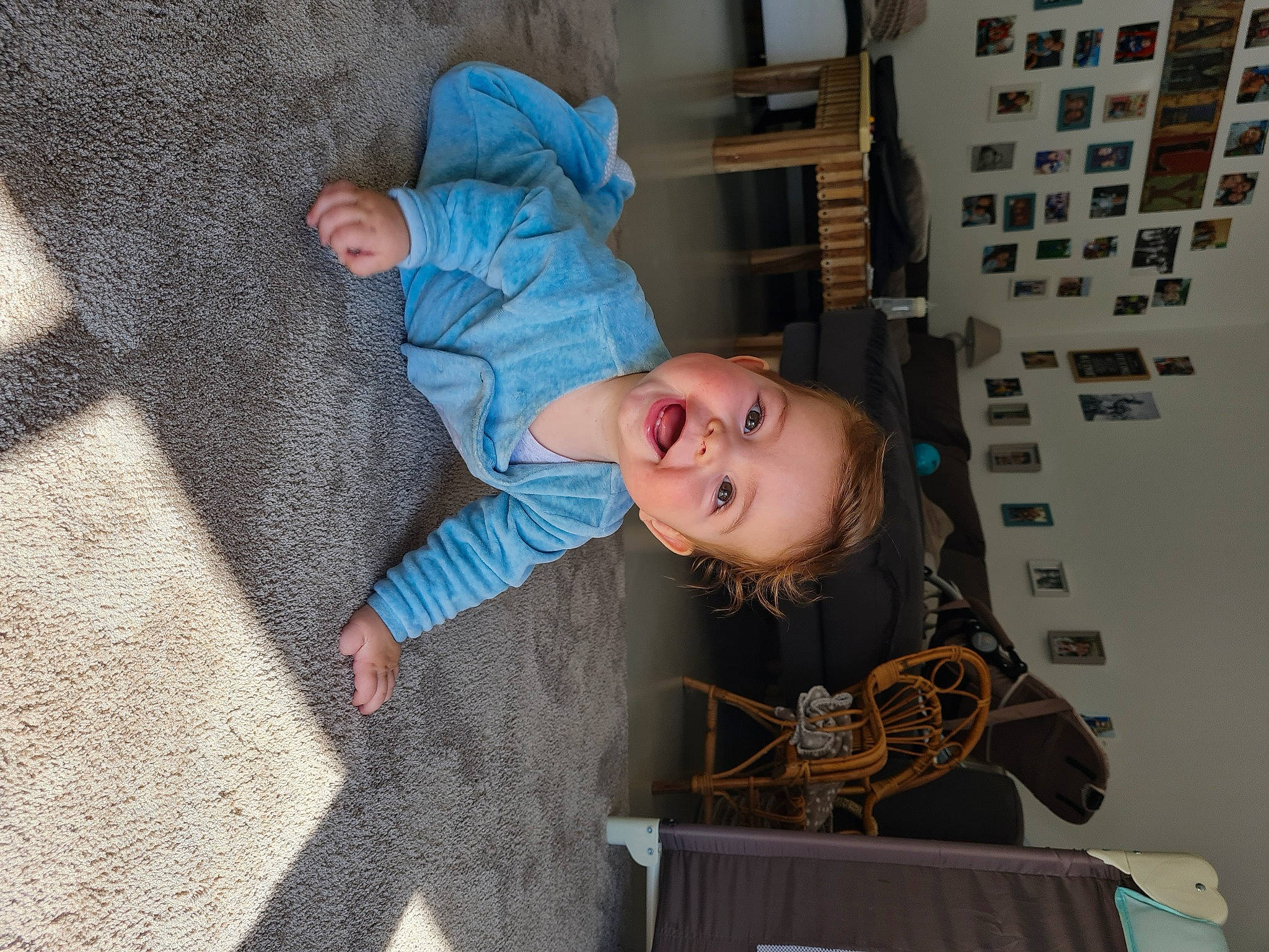 Oscar a rejoint le concours — aidez-le/la à gagner de superbes lots ! baby, baby_products, baby_toddler_clothing, child, electric_blue, eyewear, flooring, fun, pattern, person, product, room, sitting, smile, textile, toddler, tree