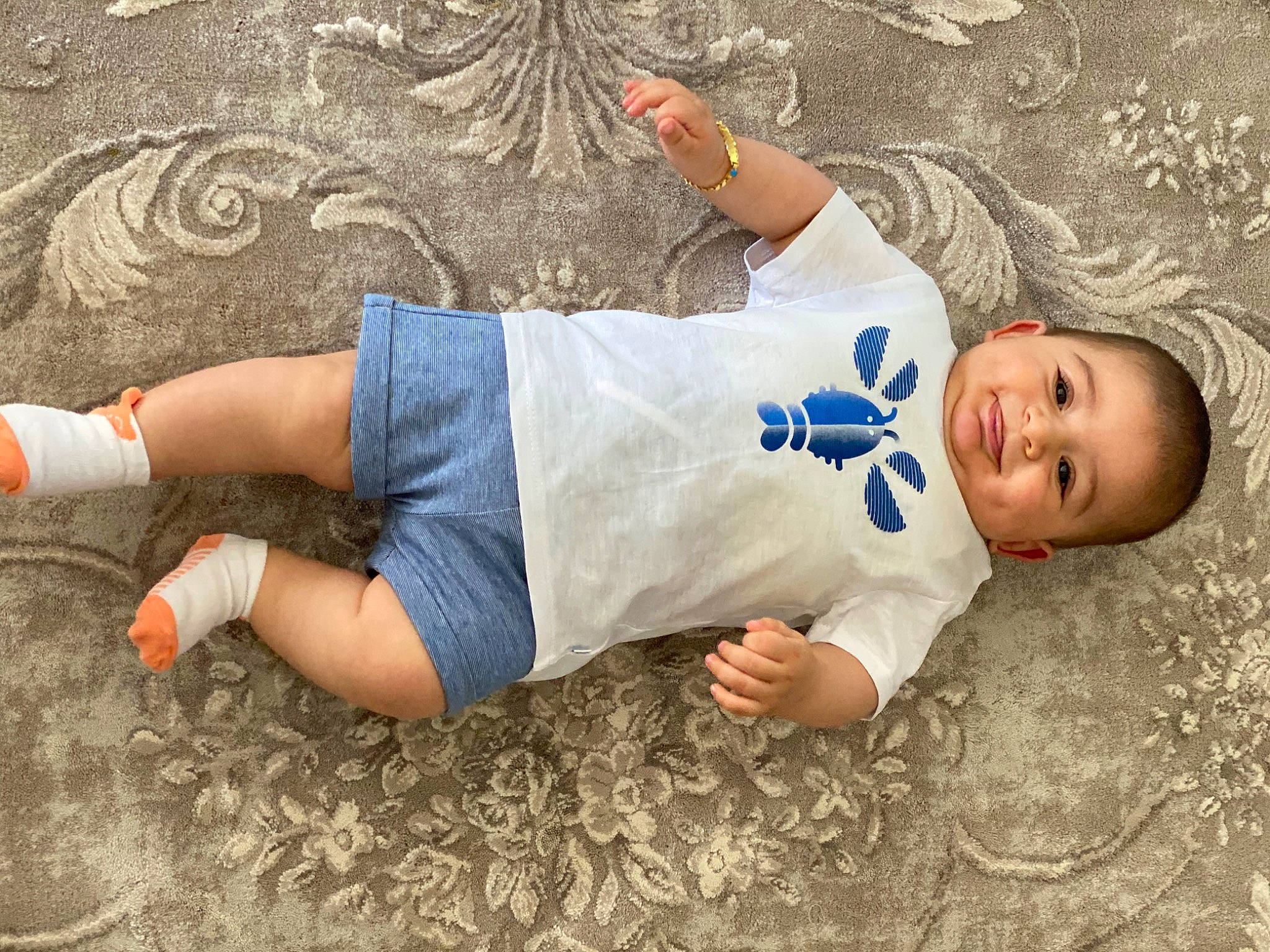 Miran participe au concours pour gagner de l'argent avec cette photo : arm, baby, child, leg, person, t_shirt, toddler