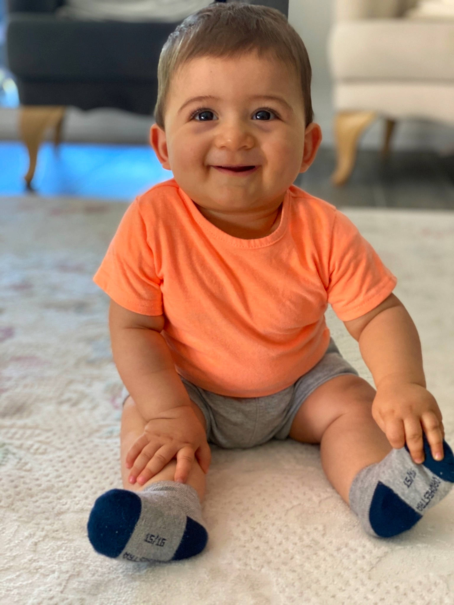 Miran a rejoint le concours — aidez-le/la à gagner de superbes lots ! baby, child, head, joy, person, play, sitting, smile, toddler, tummy_time