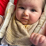 Valentina a rejoint le concours — aidez-le/la à gagner de superbes lots ! baby, infant, child, face, bib, red_cushion, seatbelt, clothing, hand, portrait, indoors, real_person, cute, messy, expression, young_child, closeup, head, soft_light, car_seat