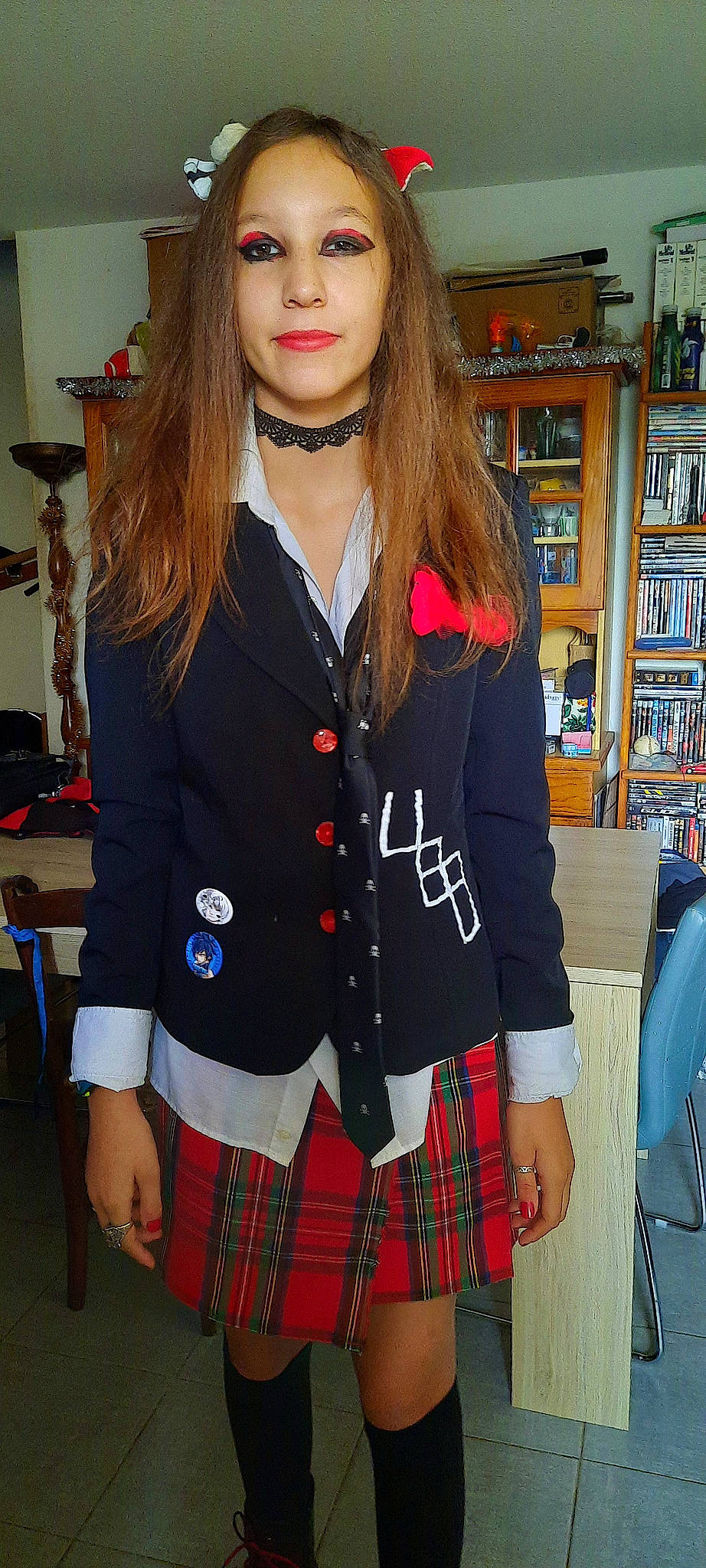 Anaïs a rejoint le concours — aidez-le/la à gagner de superbes lots ! blazer, bookcase, collar, eyewear, fashion_design, lipstick, long_hair, neck, pattern, person, plaid, school_uniform, shelf, shelving, sleeve, snapshot, tartan, textile, uniform, waist
