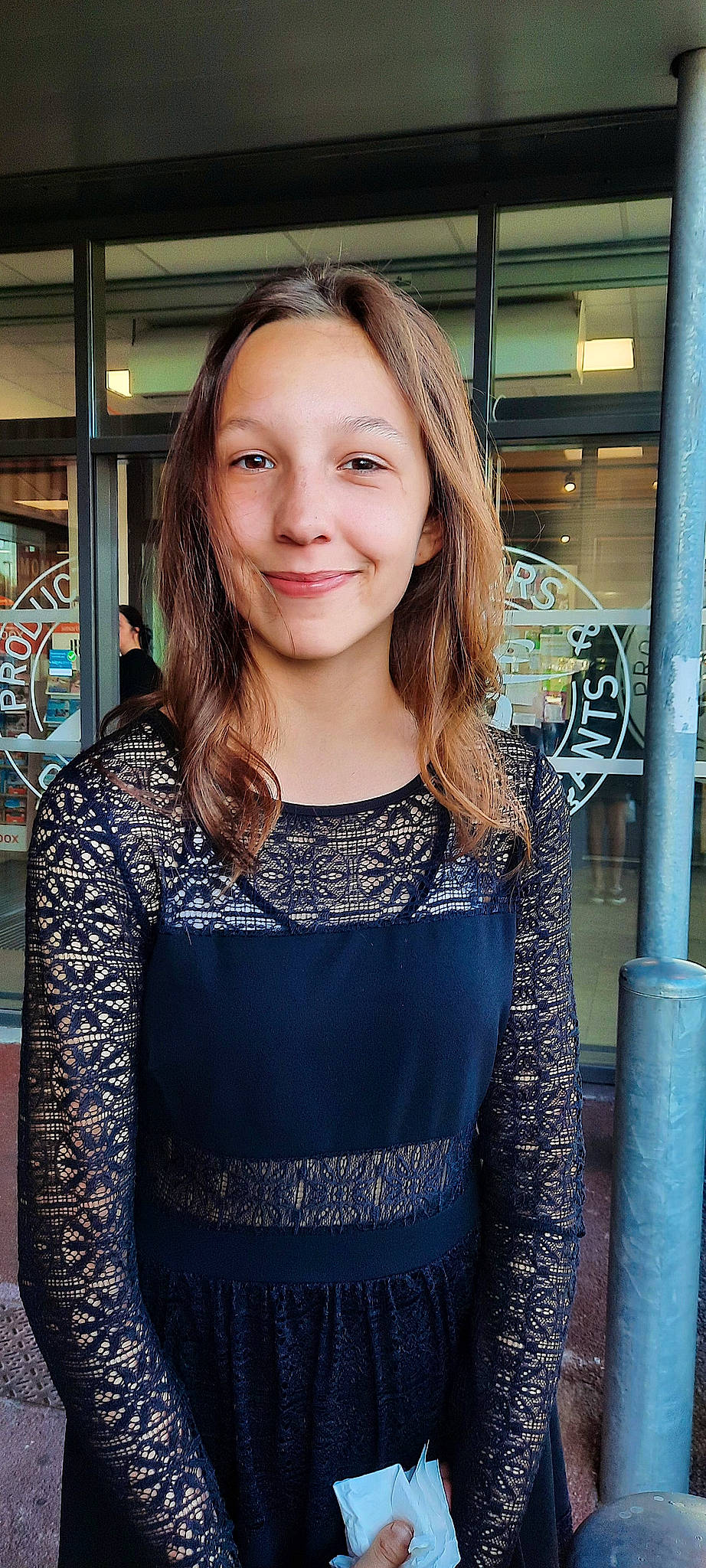 Anaïs participe au concours pour gagner de l'argent avec cette photo : collar, cool, electric_blue, eyelash, fashion, fashion_design, hair, hairstyle, head, iris, joint, joy, long_hair, makeover, neck, pattern, person, shoulder, sleeve, smile