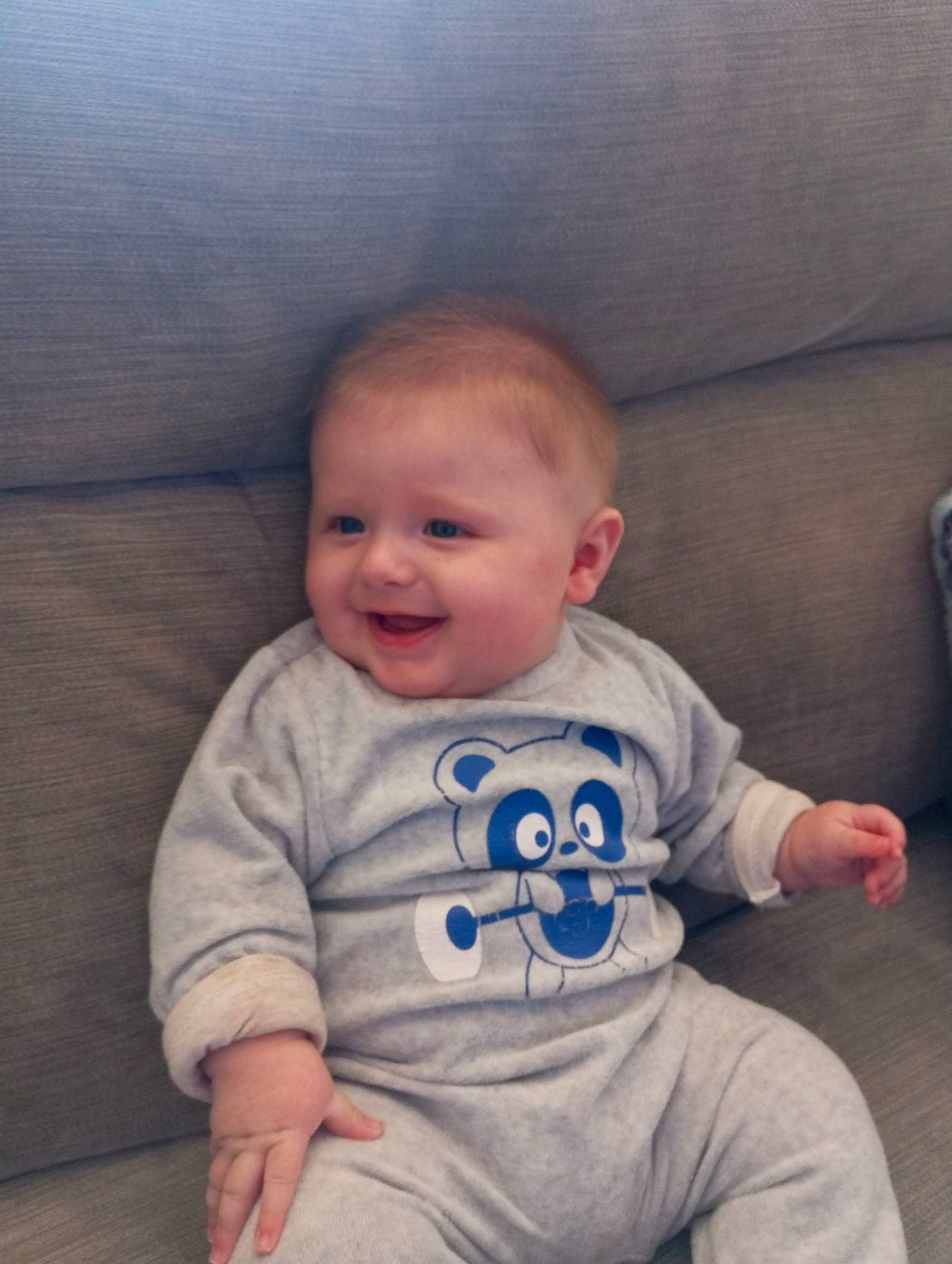 Tiago participe au concours pour gagner de l'argent avec cette photo : arm, baby, baby_toddler_clothing, cheek, chin, cool, eye, hair, hairstyle, happy, head, human_body, iris, joy, mouth, nose, person, skin, sleeve, smile