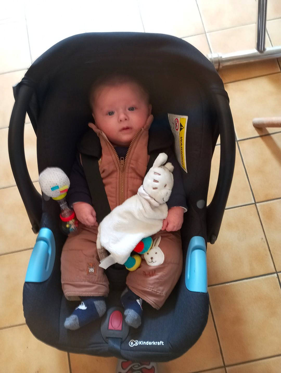 Tiago a rejoint le concours — aidez-le/la à gagner de superbes lots ! arm, baby, baby_carriage, baby_products, baby_safety, baby_toddler_clothing, baby_toys, bag, car_seat, chair, child, comfort, fun, infant_bed, person, product, sitting, skin, stuffed_toy, toddler