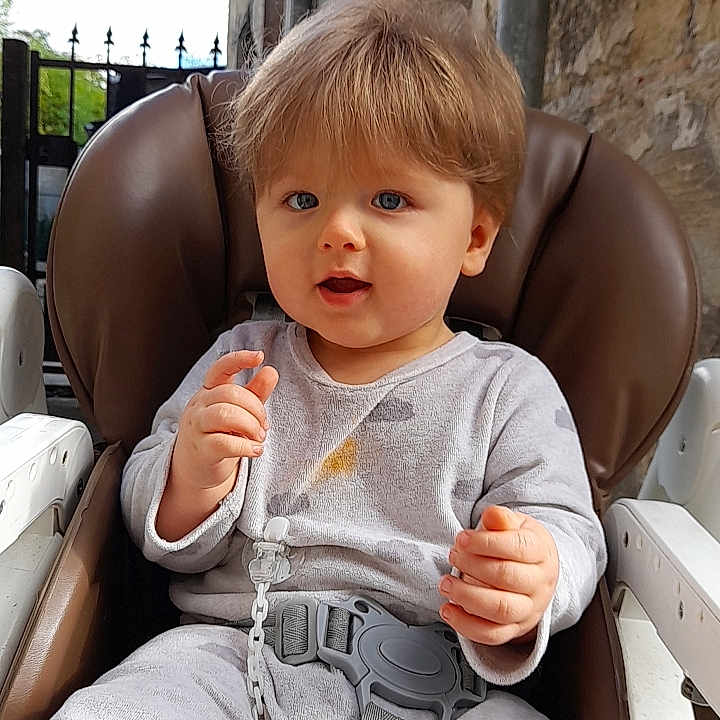 Tiago participe au concours pour gagner de l'argent avec cette photo : armchair, bodypart, boy, car, car_interior, chair, child, clothing, couch, cushion, face, finger, furniture, hand, head, homedecor, male, pants, person, sitting