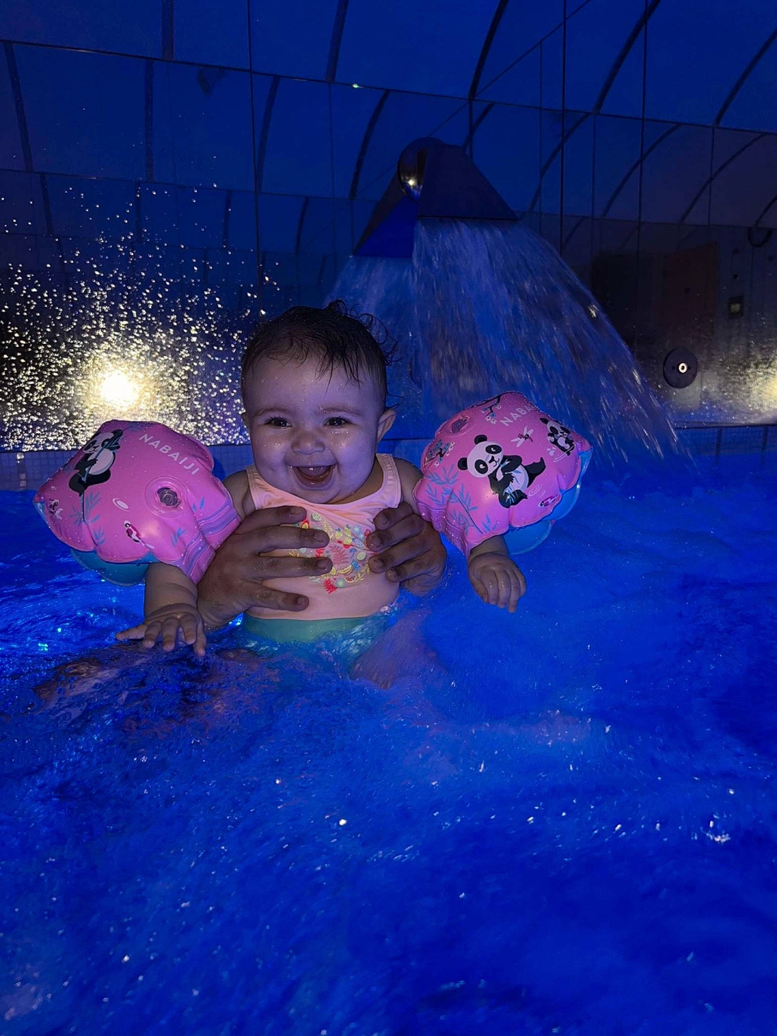 Hanna participe au concours pour gagner de l'argent avec cette photo : aqua, azure, bathing, blue, electric_blue, flash_photography, fun, happy, joy, leisure, person, purple, recreation, sky, smile, space, summer, swimming_pool, toddler, vertebrate