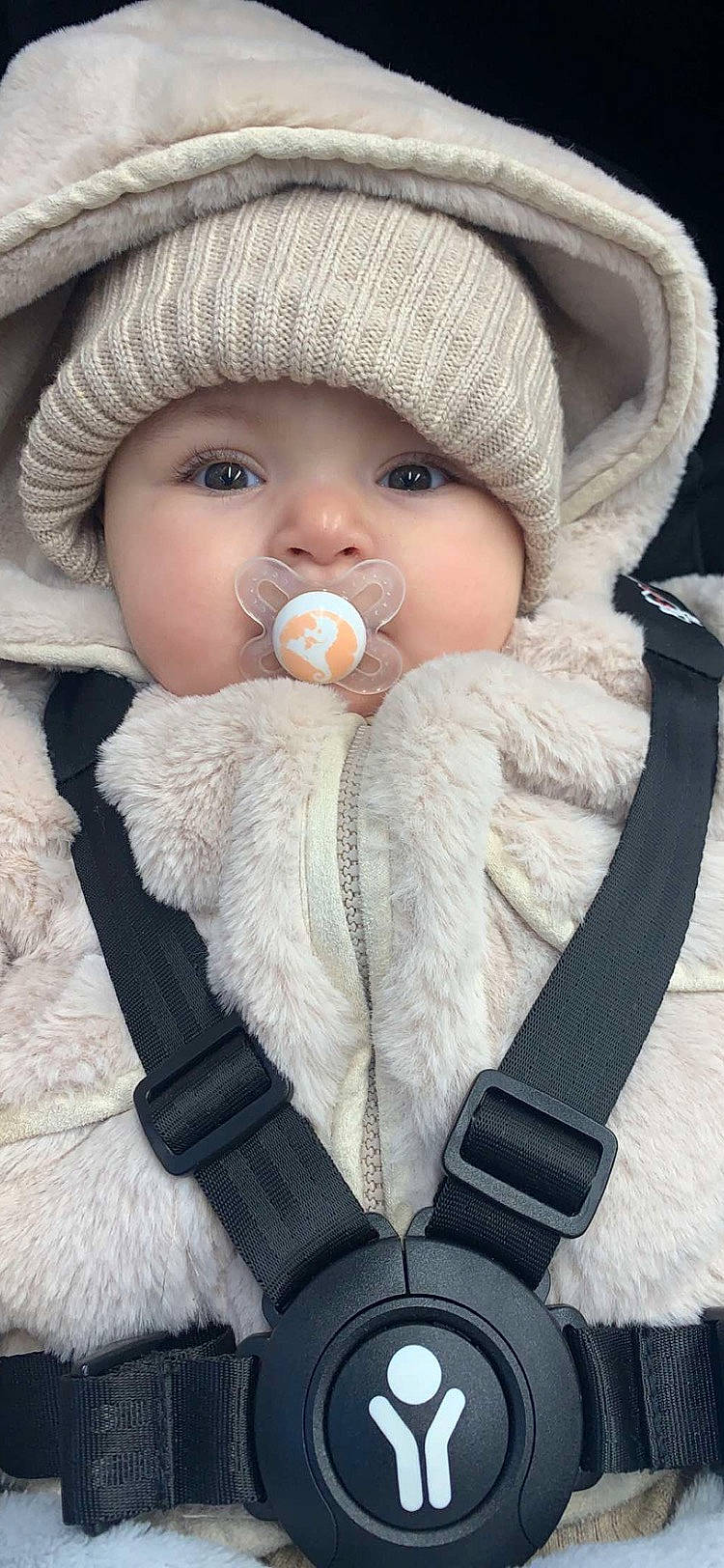 Hanna participe au concours pour gagner de l'argent avec cette photo : baby, cap, cheek, clothing, comfort, eye, face, hand, headwear, human_body, iris, lip, organ, outerwear, person, photograph, product, skin, sleeve, textile