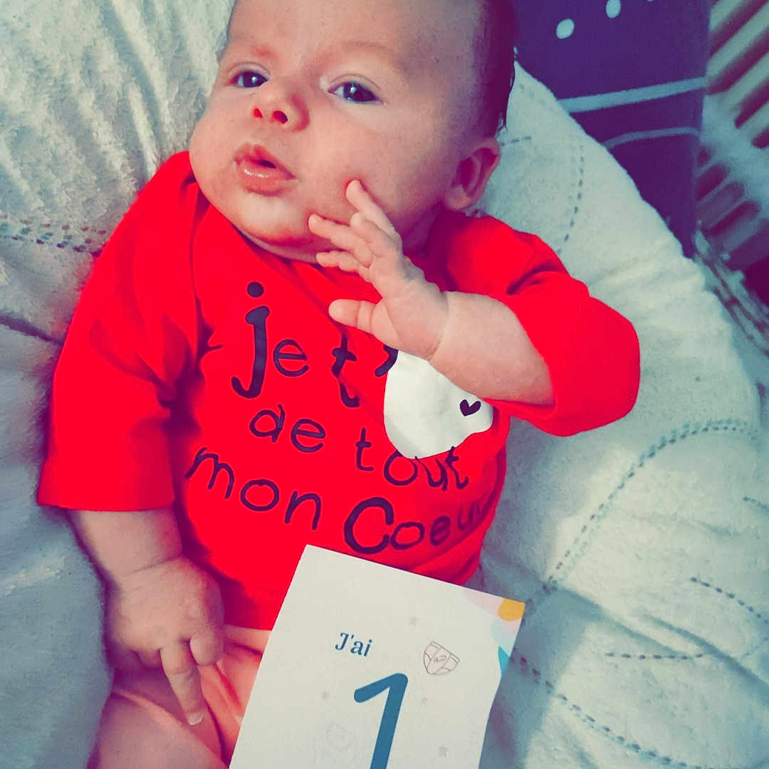 Jade participe au concours pour gagner de l'argent avec cette photo : baby, bed, bedroom, bodypart, clothing, cushion, face, finger, furniture, hand, head, homedecor, indoors, newborn, person, photography, portrait, room, t_shirt, text