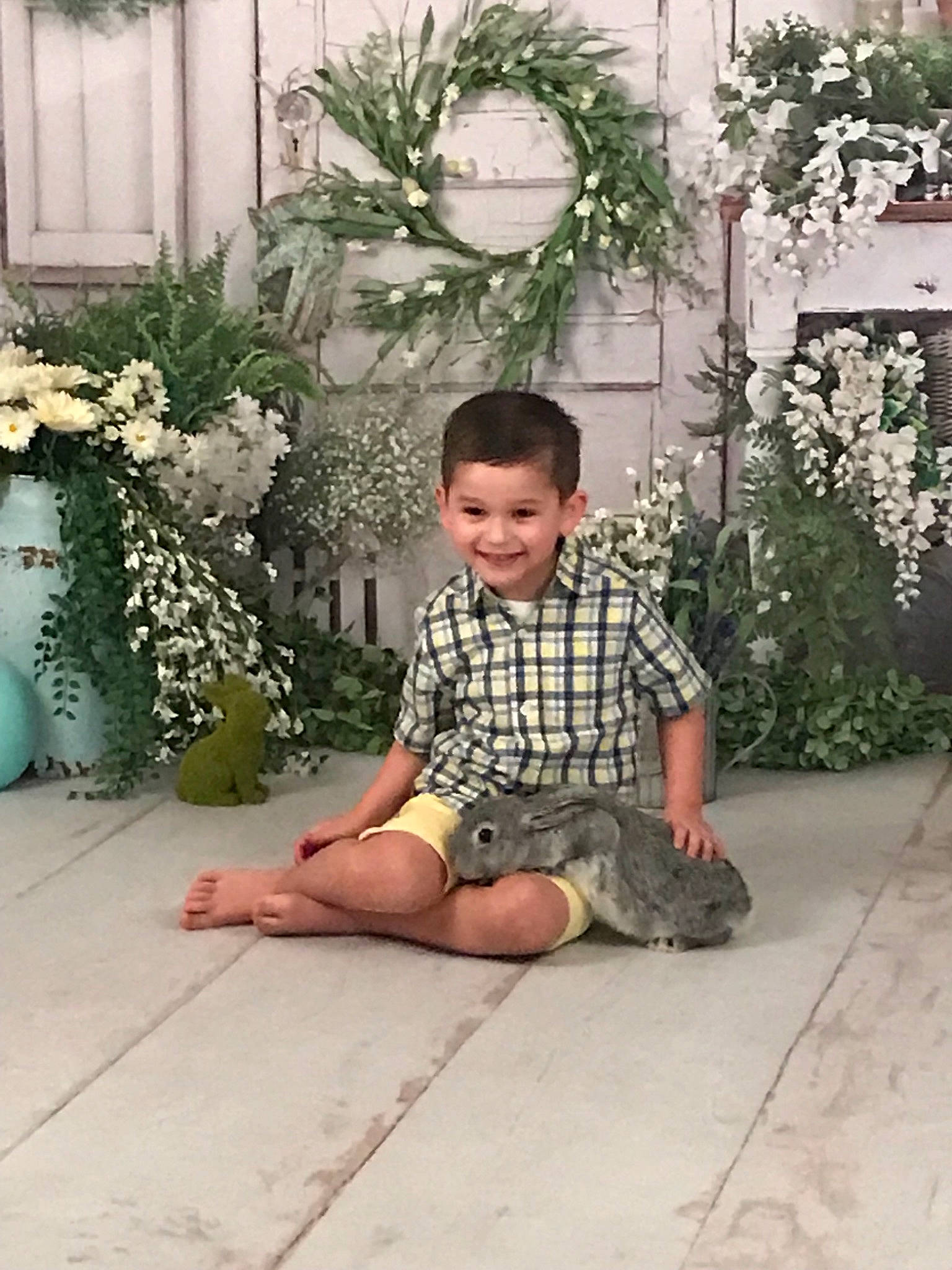 Karse is registered to the contest to win money with this photo: floor, flooring, floral_design, houseplant, joy, leg, person, plant, sitting