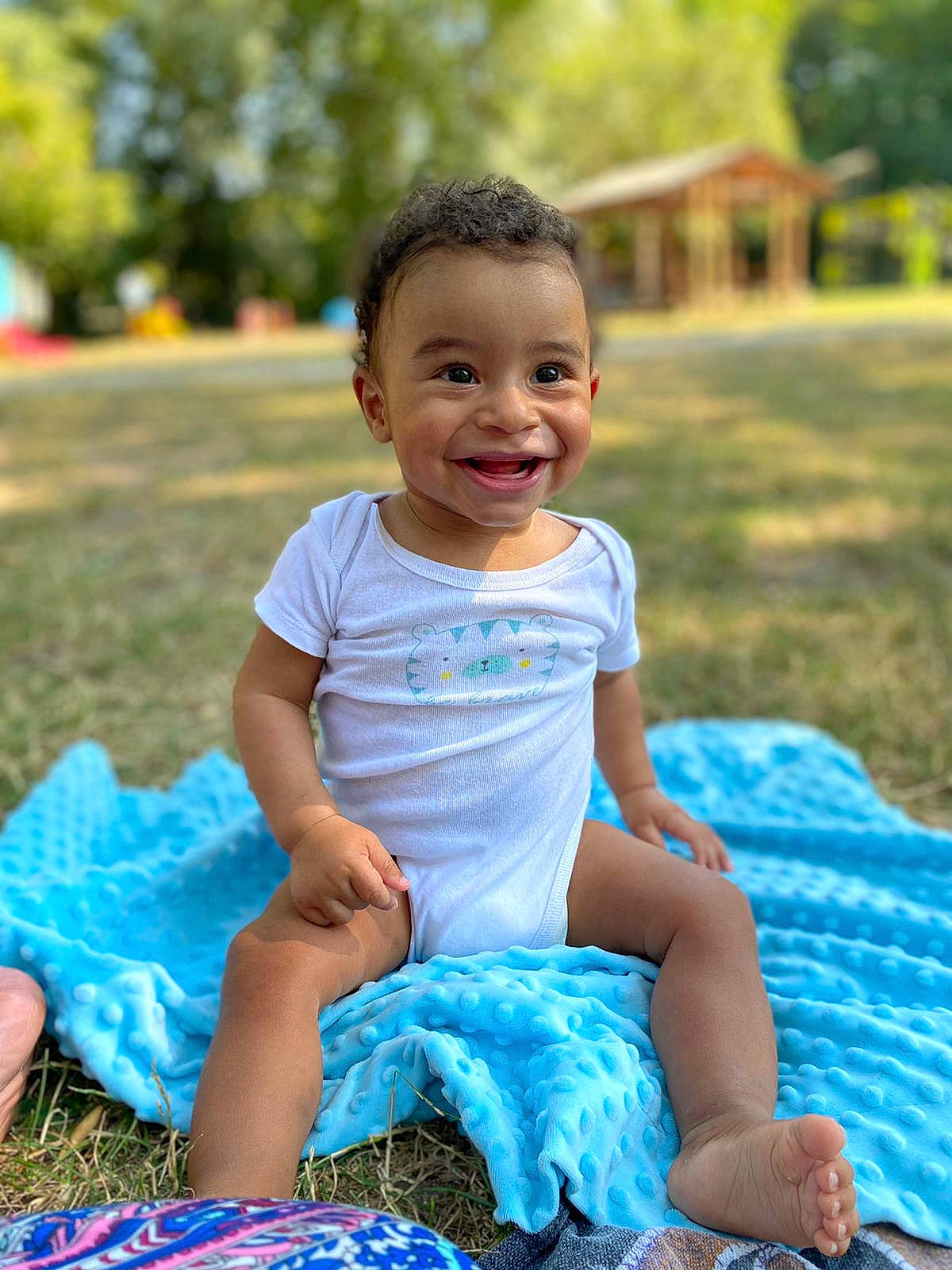 Zaion a rejoint le concours — aidez-le/la à gagner de superbes lots ! baby, baby_toddler_clothing, blue, child, electric_blue, eye, fun, grass, happy, iris, joy, leisure, people, people_in_nature, person, photograph, recreation, skin, smile, summer