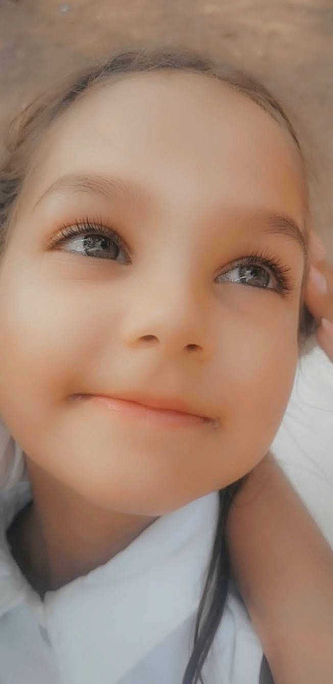 Samara participe au concours pour gagner de l'argent avec cette photo : cheek, child, chin, close_up, ear, eye, eyebrow, eyelash, facial_expression, forehead, hairstyle, happy, iris, jaw, joy, lip, mouth, no_expression, nose, person