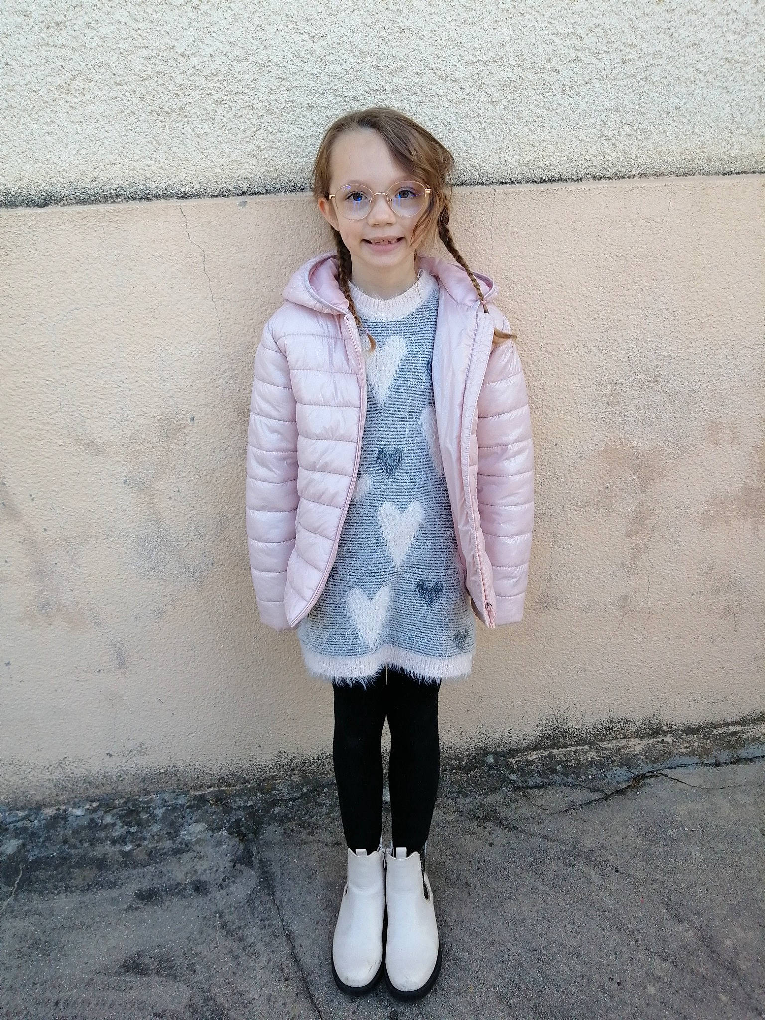 Enora participe au concours pour gagner de l'argent avec cette photo : clothing, collar, denim, dress_shirt, fashion_design, hair, hairstyle, joy, knee, lip, neck, person, plaid, shoe, shoulder, sleeve, street_fashion, t_shirt, tartan, thigh