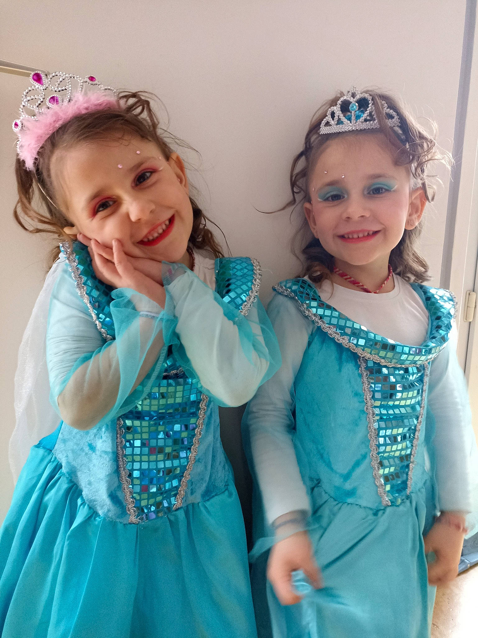 Loreline Maeline participe au concours pour gagner de l'argent avec cette photo : aqua, blue, clothing, dress, face, facial_expression, fashion_design, fun, gesture, happy, headgear, headpiece, headwear, human, iris, joy, outerwear, person, pink, purple