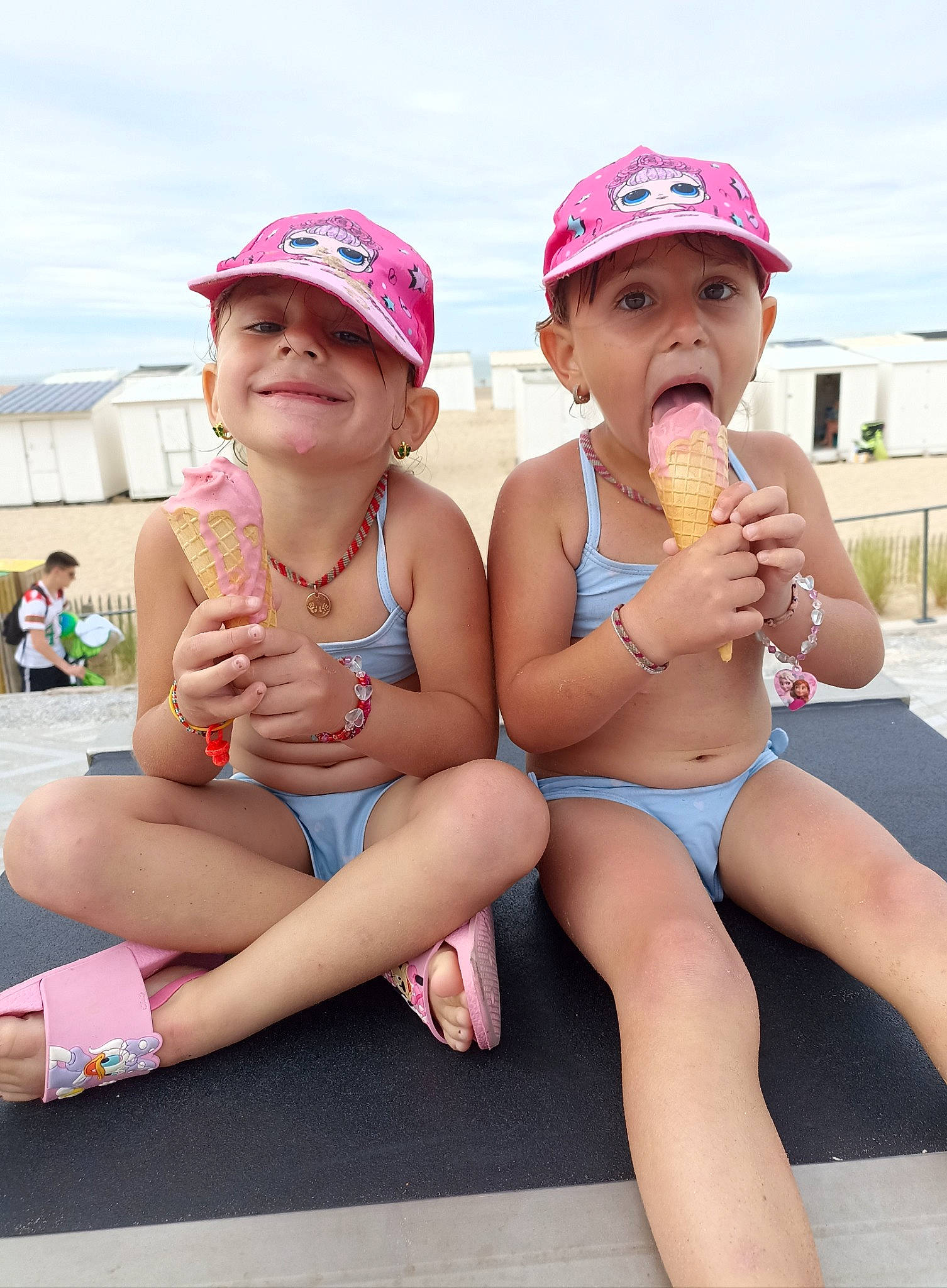 Loreline Maeline a rejoint le concours — aidez-le/la à gagner de superbes lots ! brassiere, chest, child, event, finger, foot, fun, hat, headwear, human_leg, joy, leisure, navel, person, pink, recreation, sky, smile, surprise, swimwear