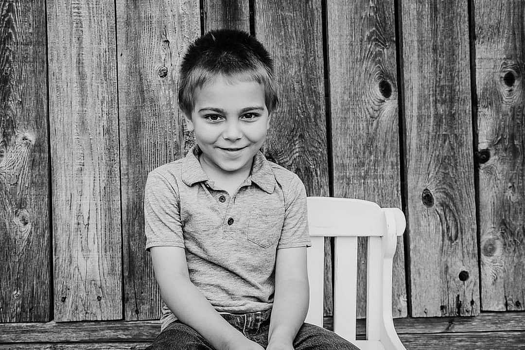 Mathys a rejoint le concours — aidez-le/la à gagner de superbes lots ! black, black_and_white, eye, flash_photography, hairstyle, happy, head, human, joy, monochrome, monochrome_photography, people_in_nature, person, photograph, skin, smile, standing, style, toddler, tree