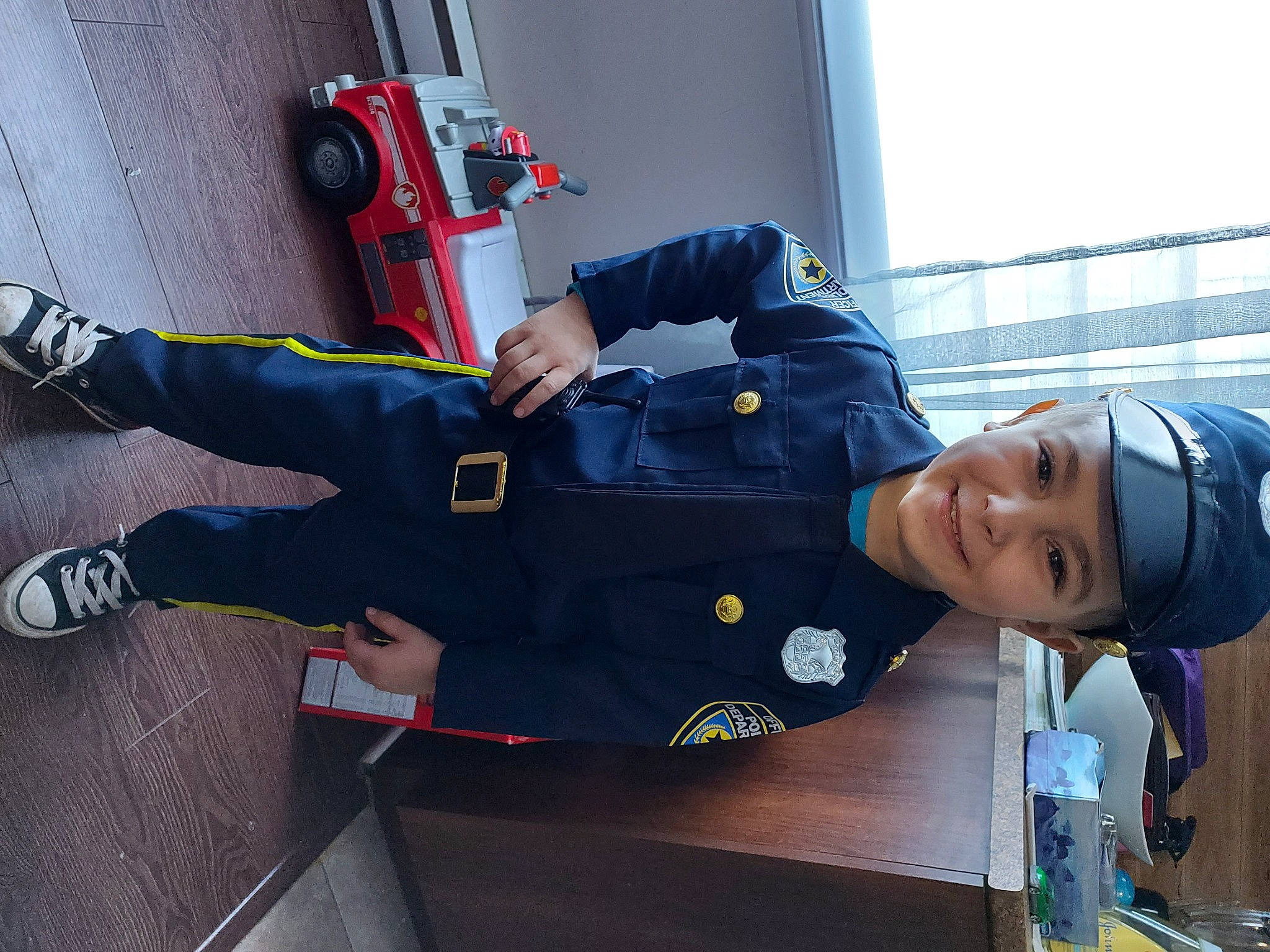 Mathys participe au concours pour gagner de l'argent avec cette photo : bottle, car, electric_blue, footwear, fun, headwear, joy, knee, leg, person, personal_protective_equipment, plastic_bottle, recreation, shoe, smile, sneakers, tire, toddler, vehicle, water_bottle