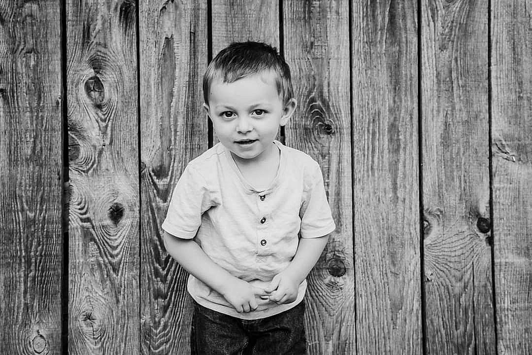 Alexys a rejoint le concours — aidez-le/la à gagner de superbes lots ! black, black_and_white, child, flash_photography, fun, grass, happy, monochrome, monochrome_photography, nose, people_in_nature, person, skin, smile, standing, style, t_shirt, toddler, tree, white