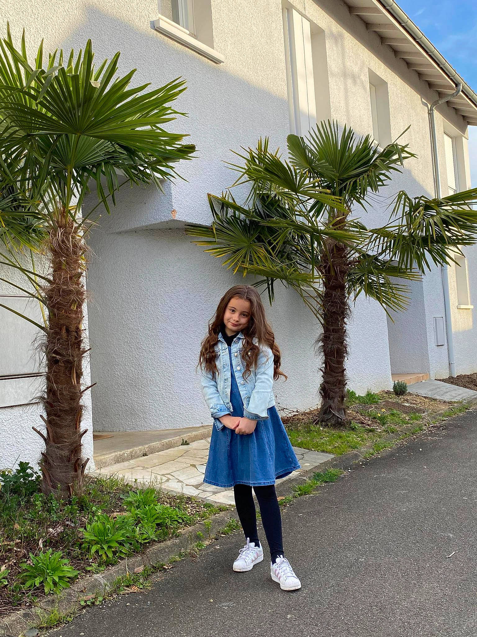 Lèna a rejoint le concours — aidez-le/la à gagner de superbes lots ! arecales, asphalt, azure, botany, building, denim, fashion, grass, house, joy, knee, leaf, leisure, person, plant, road_surface, sleeve, tints_and_shades, tree, waist