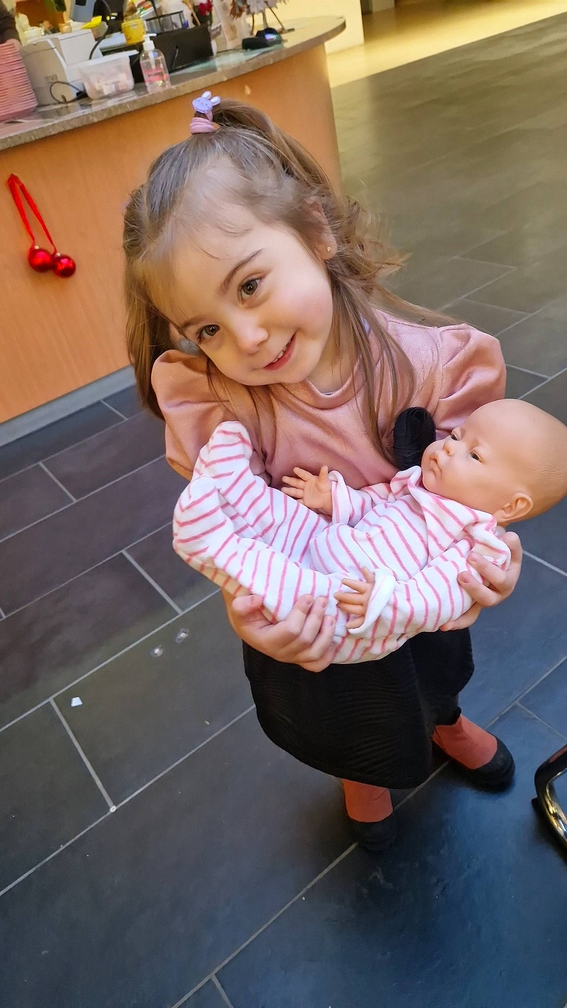 Louna a rejoint le concours — aidez-le/la à gagner de superbes lots ! baby, baby_toddler_clothing, blond, child, floor, flooring, fun, hair, happy, head, human_leg, joint, joy, knee, lap, leisure, person, skin, smile, thigh