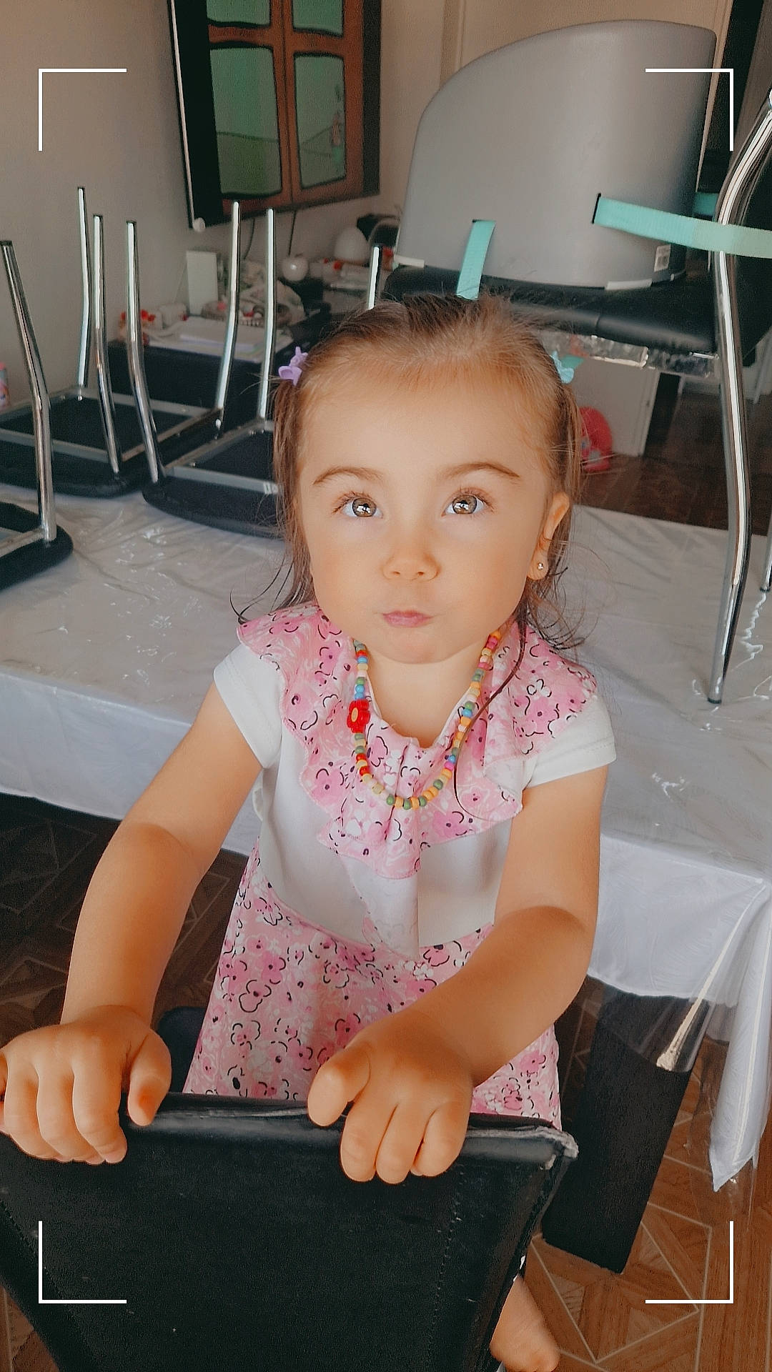 Louna participe au concours pour gagner de l'argent avec cette photo : chair, child, chin, desk, eyelash, face, finger, flooring, fun, furniture, head, person, room, shoulder, sitting, skin, sleeve, t_shirt, table, thumb