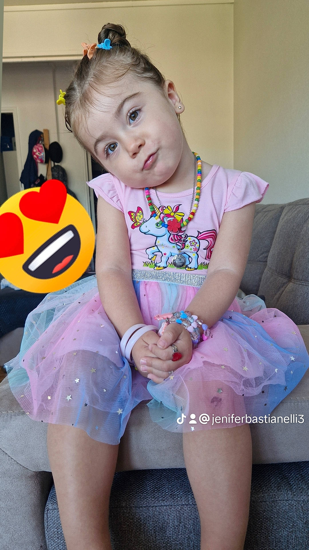 Louna a rejoint le concours — aidez-le/la à gagner de superbes lots ! baby_toddler_clothing, beauty, child, face, facial_expression, fun, hairstyle, happy, head, human, human_leg, magenta, pattern, person, pink, sitting, skin, sleeve, textile, thigh