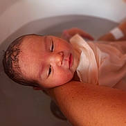Jayden a rejoint le concours — aidez-le/la à gagner de superbes lots ! baby, newborn, infant, arm, cloth, water, skin, person, face, head, sleepy, closeup, human, parent, hand, caring, gentle, soft, tender, resting