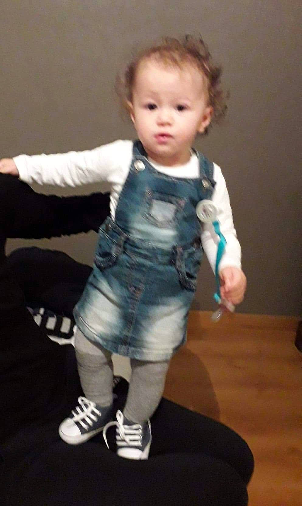 Djena a rejoint le concours — aidez-le/la à gagner de superbes lots ! baby, baby_toddler_clothing, cheek, electric_blue, face, fashion_design, flooring, fur, gesture, hair, head, human_leg, knee, leg, pattern, person, sleeve, thumb, toddler, trunk