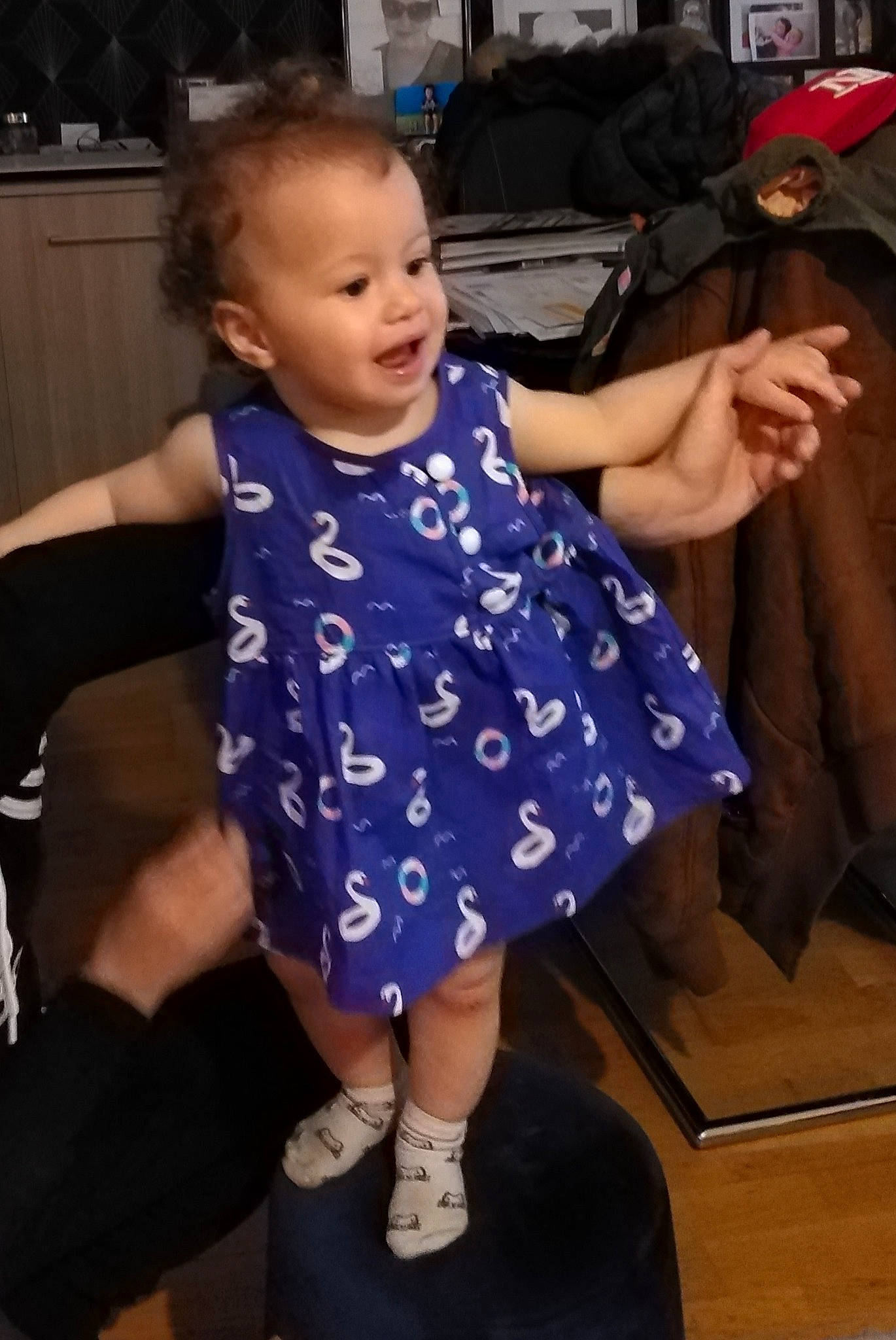 Djena participe au concours pour gagner de l'argent avec cette photo : baby_toddler_clothing, dance, electric_blue, entertainment, event, finger, flooring, fun, gesture, happy, joint, performing_arts, person, purple, sandal, shoulder, sleeve, smile, standing, thumb