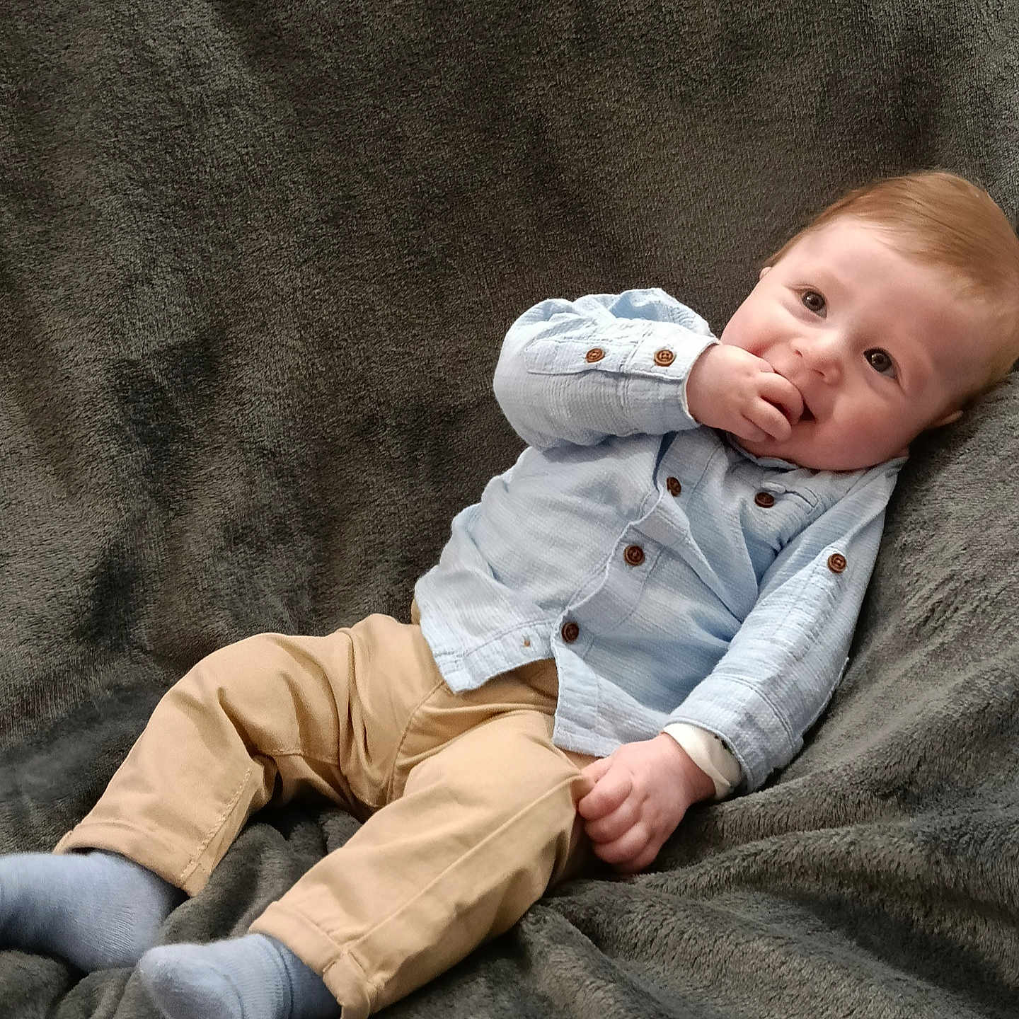 Ezio participe au concours pour gagner de l'argent avec cette photo : baby, bodypart, clothing, couch, face, finger, furniture, hand, happy, head, hosiery, jeans, newborn, pants, person, photography, portrait, sitting, smile, sock
