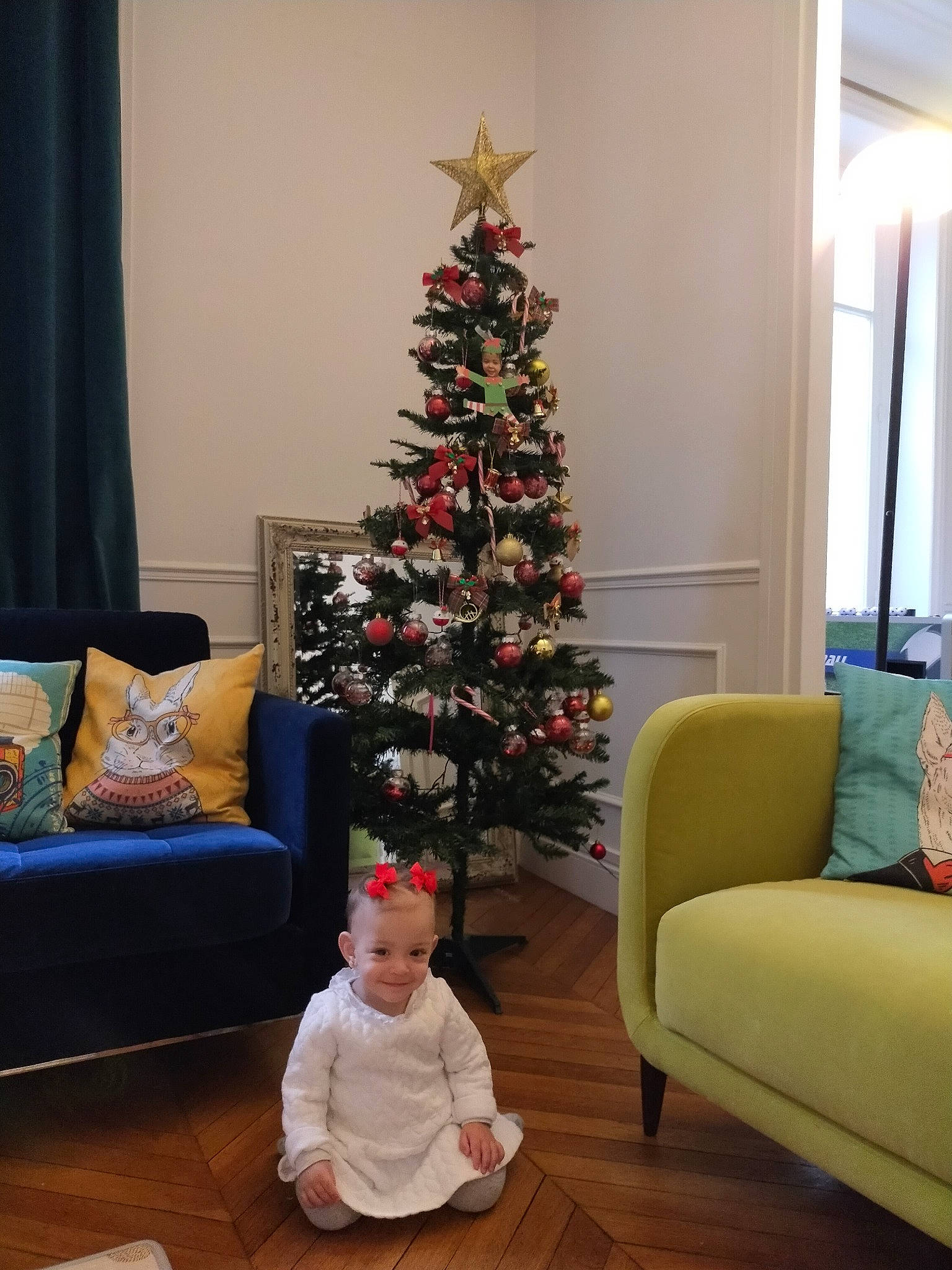 Lynn participe au concours pour gagner de l'argent avec cette photo : baby_toddler_clothing, christmas, christmas_decoration, christmas_eve, christmas_ornament, christmas_tree, couch, floor, flooring, furniture, holiday, home, interior_design, joy, laminate_flooring, living_room, person, pillow, room, wood