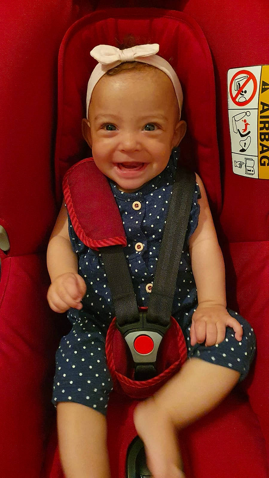 Lynn a rejoint le concours — aidez-le/la à gagner de superbes lots ! baby, baby_laughing, baby_products, baby_toddler_clothing, child, eye, hair_accessory, headband, overall, pattern, person, polka_dot, red, thigh, thumb, toddler