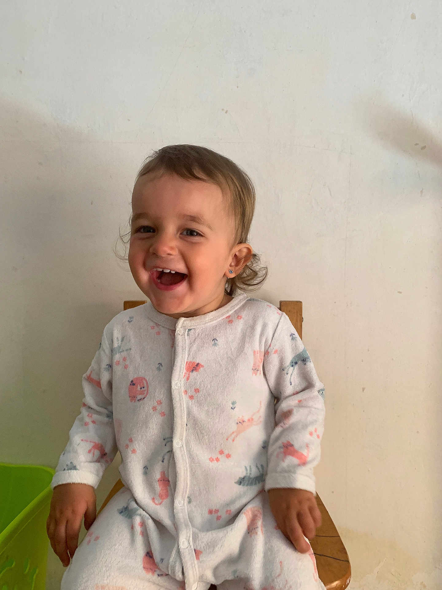 Maddy participe au concours pour gagner de l'argent avec cette photo : toddler, child, smiling, onesie, animal_print, chair, indoor, happy, cute, person, sitting, clothing, baby, eating, skin, head, hair, earrings, face, expression
