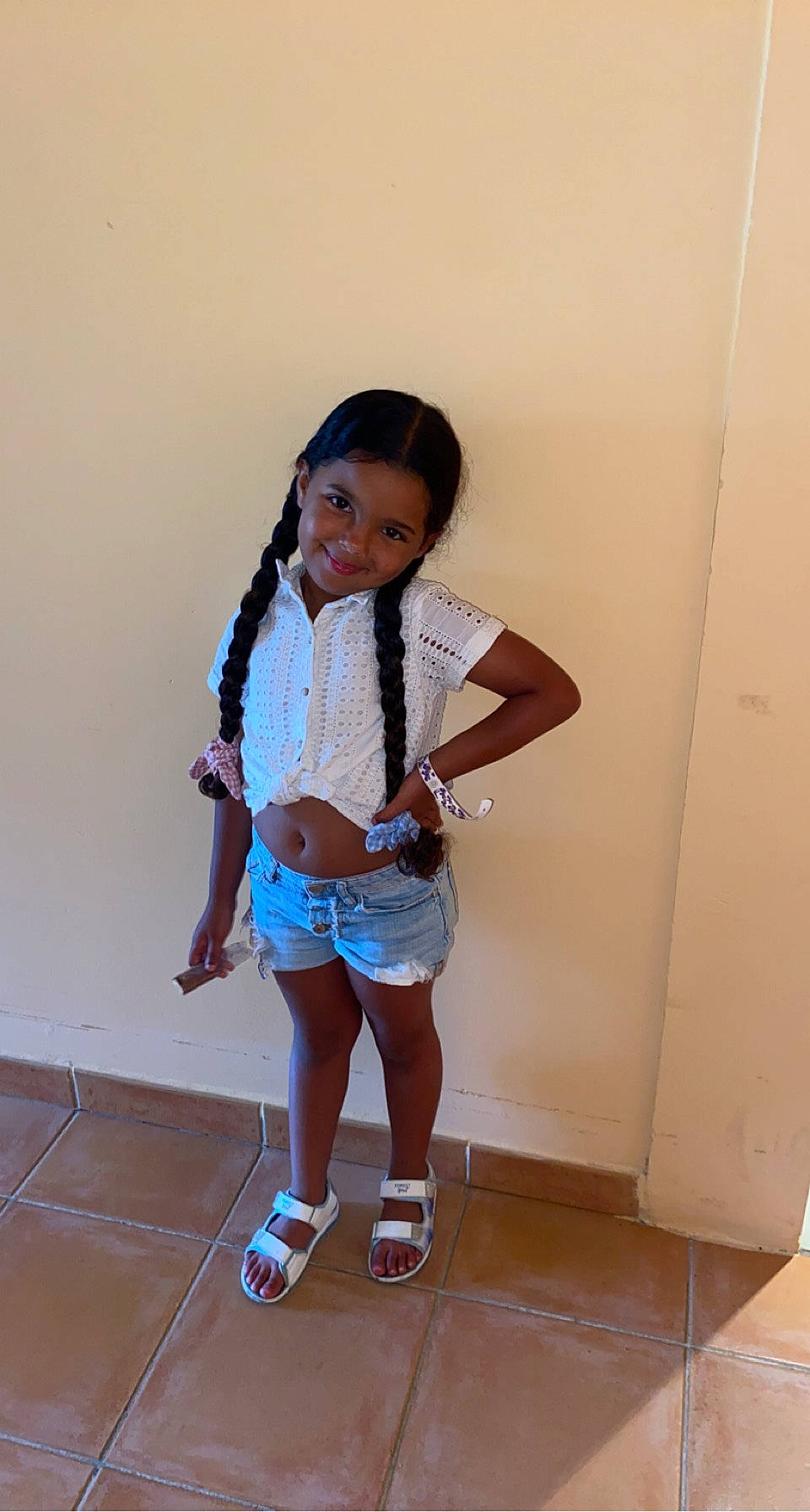 Mayssane participe au concours pour gagner de l'argent avec cette photo : bag, child, elbow, electric_blue, flooring, fun, happy, human_leg, joy, knee, pattern, person, pigtail, school_uniform, shorts, sleeve, smile, thigh, toddler, trunk
