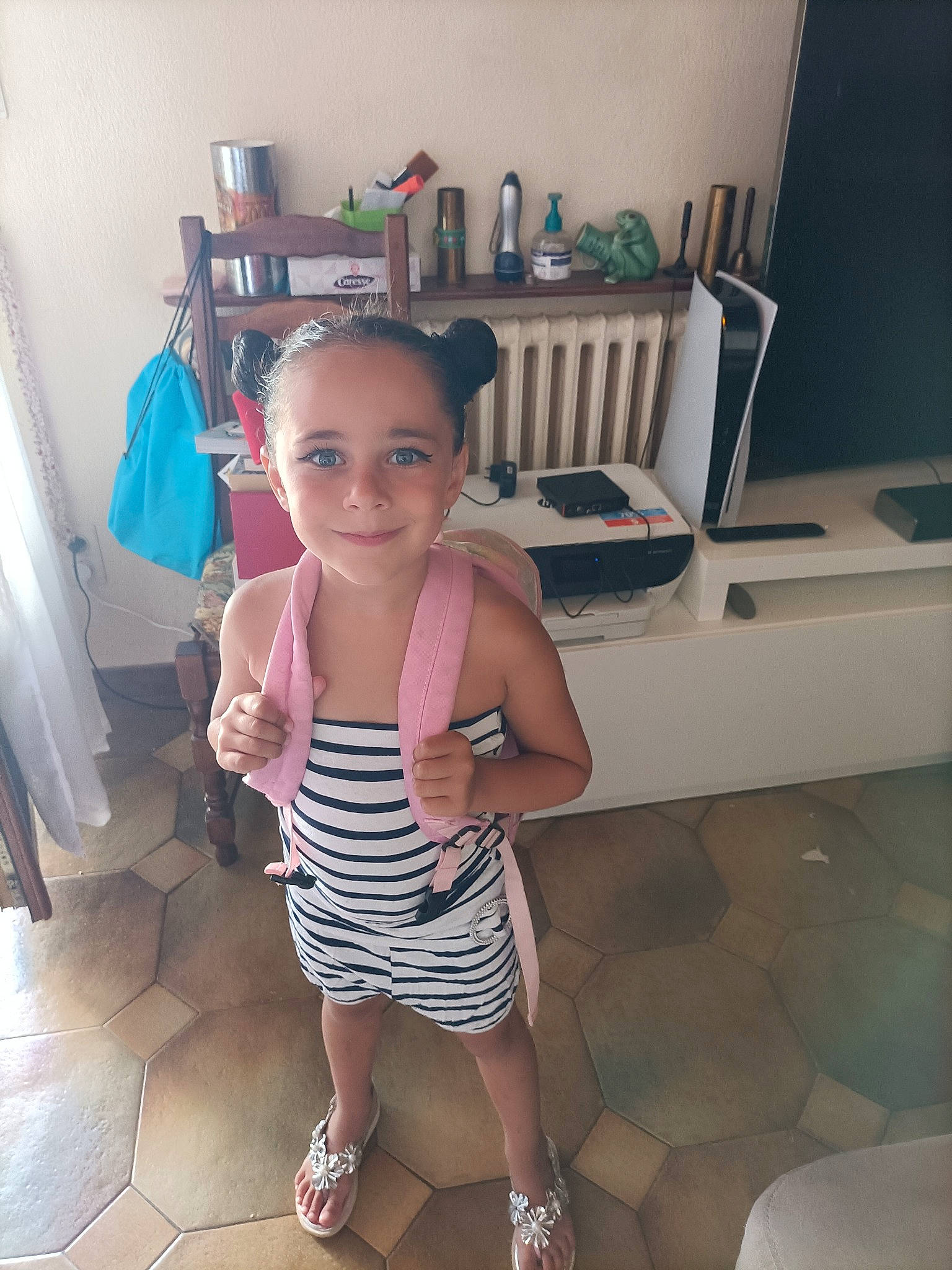 Jade participe au concours pour gagner de l'argent avec cette photo : baby, baby_toddler_clothing, blue, dress, eye, finger, floor, flooring, hand, happy, house, human_body, joint, joy, leg, person, shorts, skin, smile, thigh