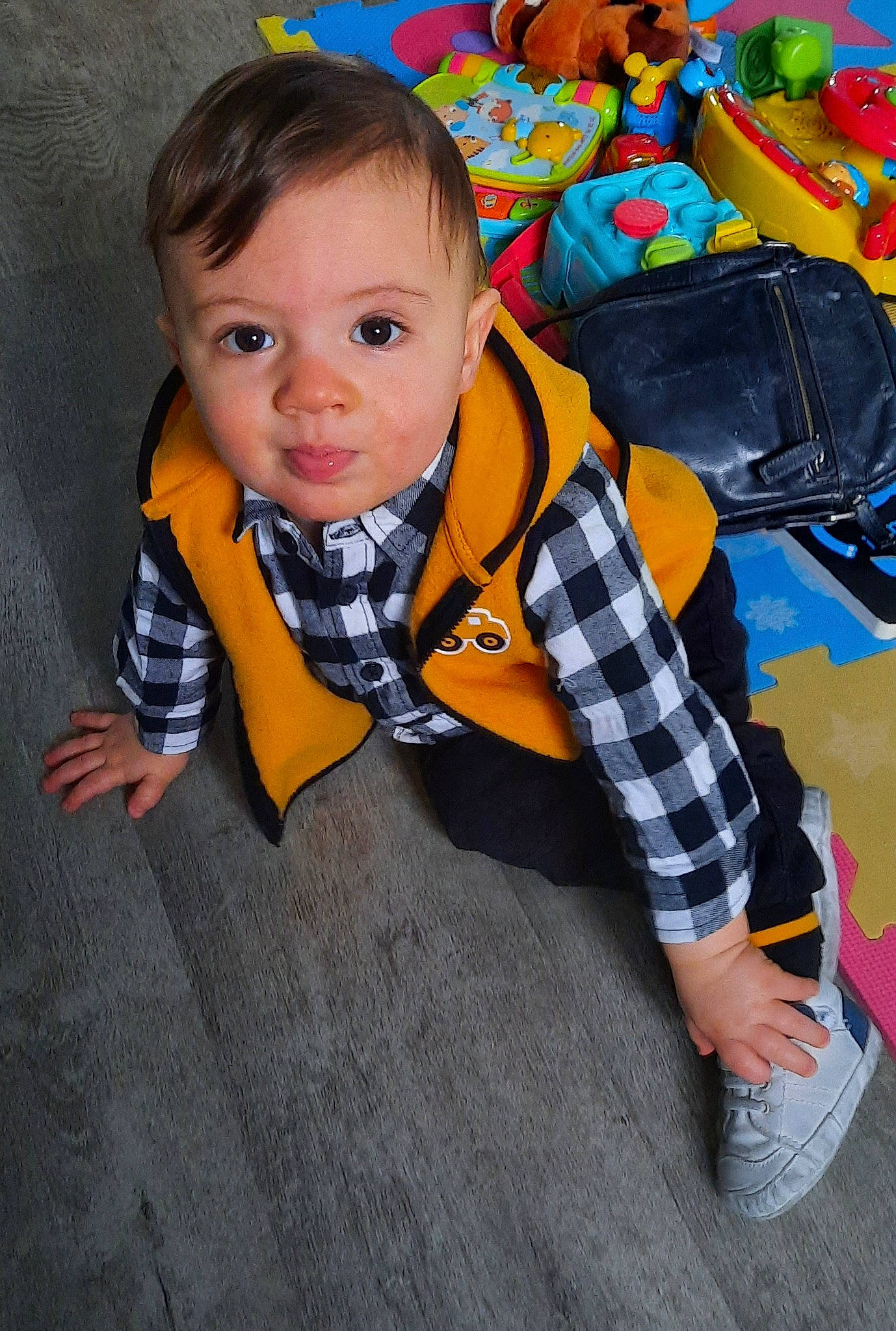 Gabriel participe au concours pour gagner de l'argent avec cette photo : baby, baby_products, baby_toddler_clothing, cheek, child, face, facial_expression, flooring, fun, happy, head, orange, person, photograph, play, sitting, sleeve, toddler, toy, wood