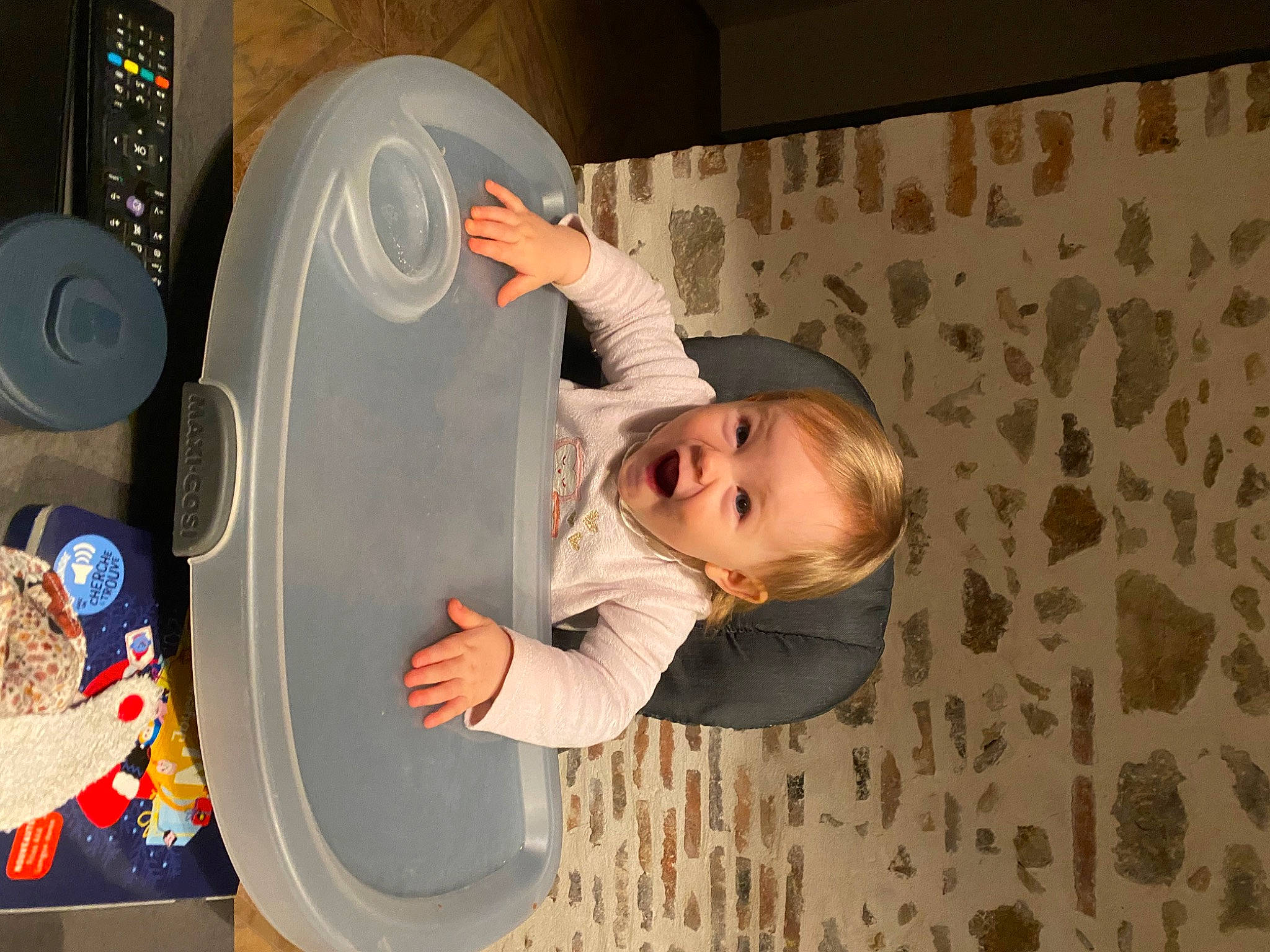 Valentine participe au concours pour gagner de l'argent avec cette photo : audio_equipment, baby, child, circle, drum, flooring, fun, happy, home_appliance, organ, pattern, person, plate, play, room, smile, space, surprise, toddler, tree