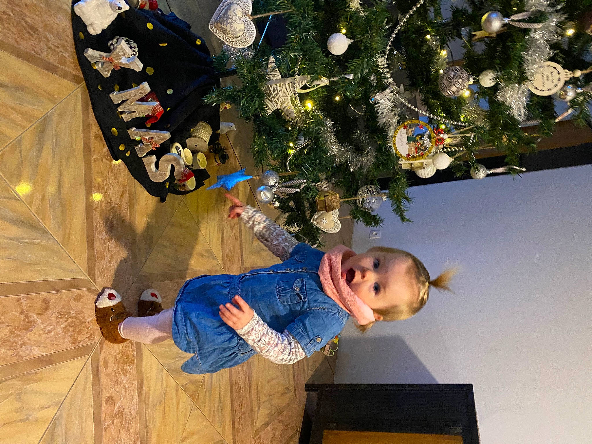 Valentine a rejoint le concours — aidez-le/la à gagner de superbes lots ! christmas_decoration, christmas_ornament, christmas_tree, conifer, electric_blue, event, fun, happy, hat, holiday, holiday_ornament, leisure, light, ornament, person, plant, smile, surprise, toddler, tree