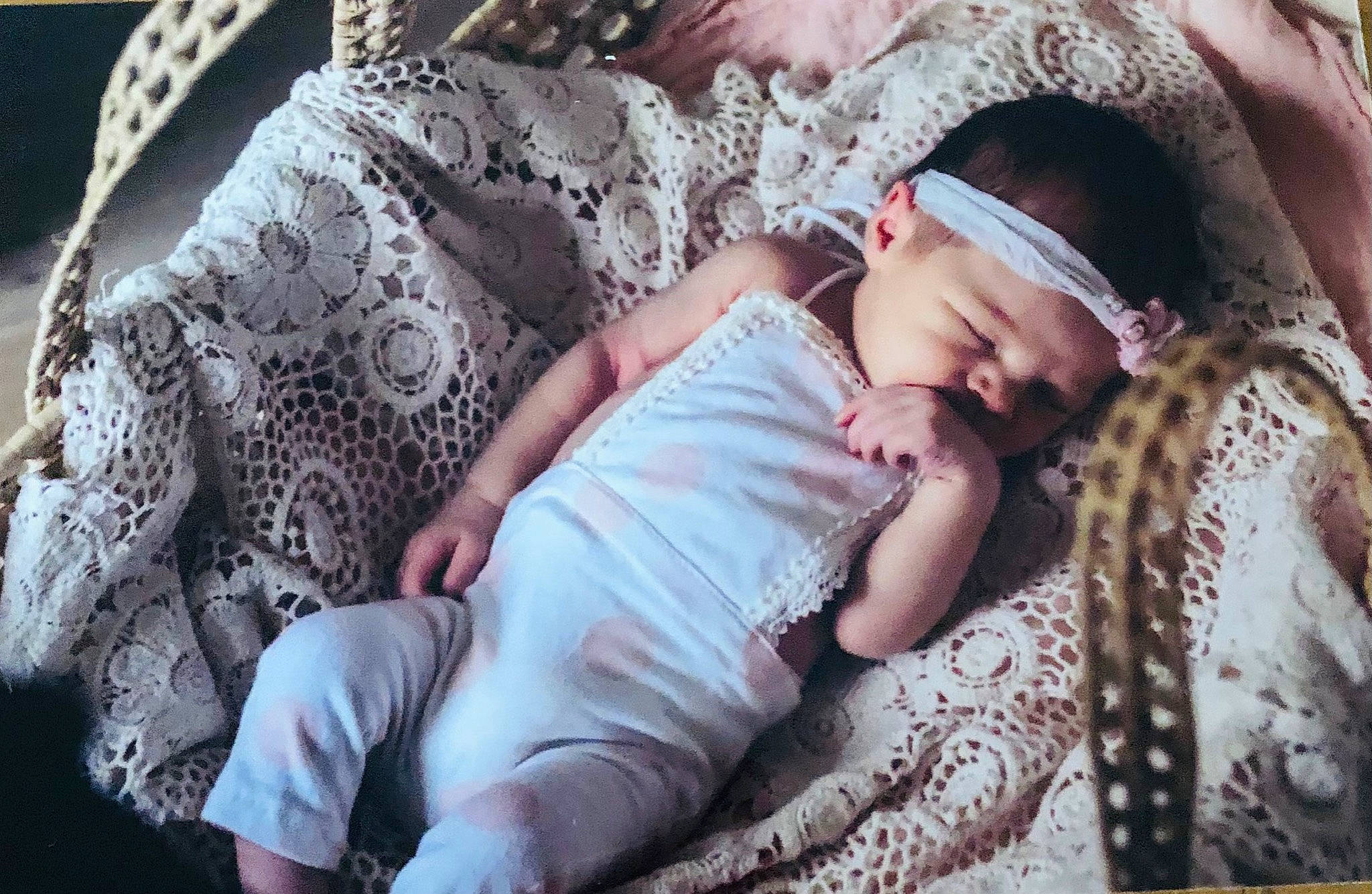 Valentine a rejoint le concours — aidez-le/la à gagner de superbes lots ! arm, baby, baby_toddler_clothing, cheek, child, comfort, couch, eye, finger, grass, happy, interaction, linens, pattern, person, pink, sitting, skin, sleeve, toddler