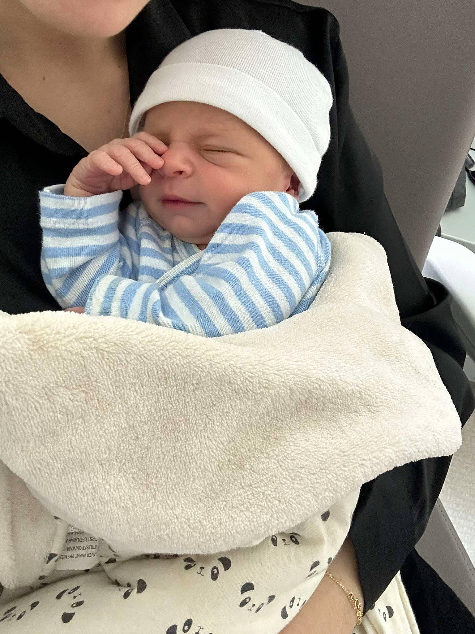 Edem participe au concours pour gagner de l'argent avec cette photo : baby, baby_products, baby_safety, baby_sleeping, baby_toddler_clothing, cap, child, comfort, hat, headwear, linens, pattern, person, product, sitting, sleeve, toddler, white