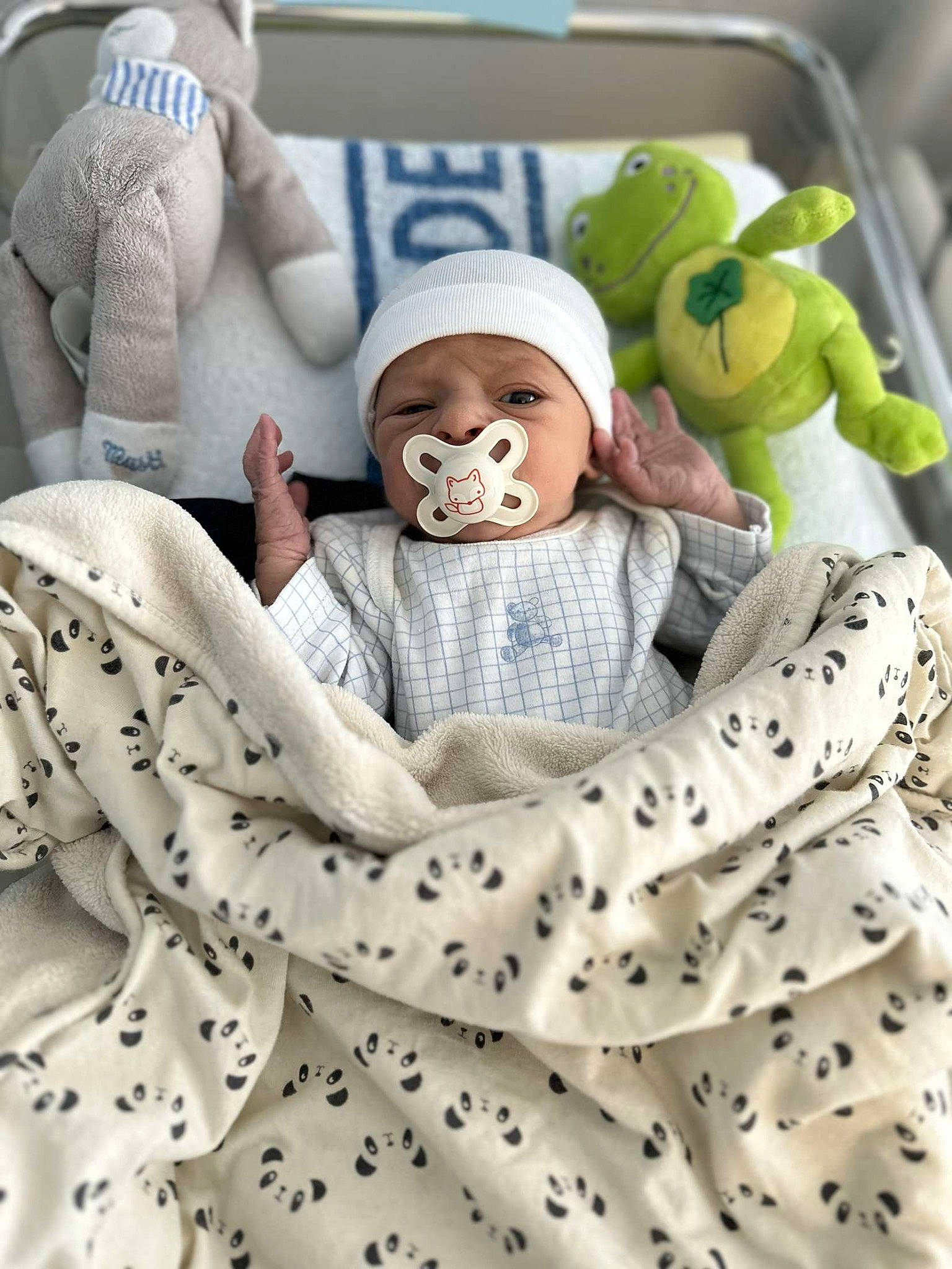 Edem participe au concours pour gagner de l'argent avec cette photo : baby, baby_sleeping, baby_toddler_clothing, bed_sheet, bedding, child, comfort, fur, hat, headwear, linens, pattern, people, person, room, shelf, sleeve, stuffed_toy, teddy_bear, textile