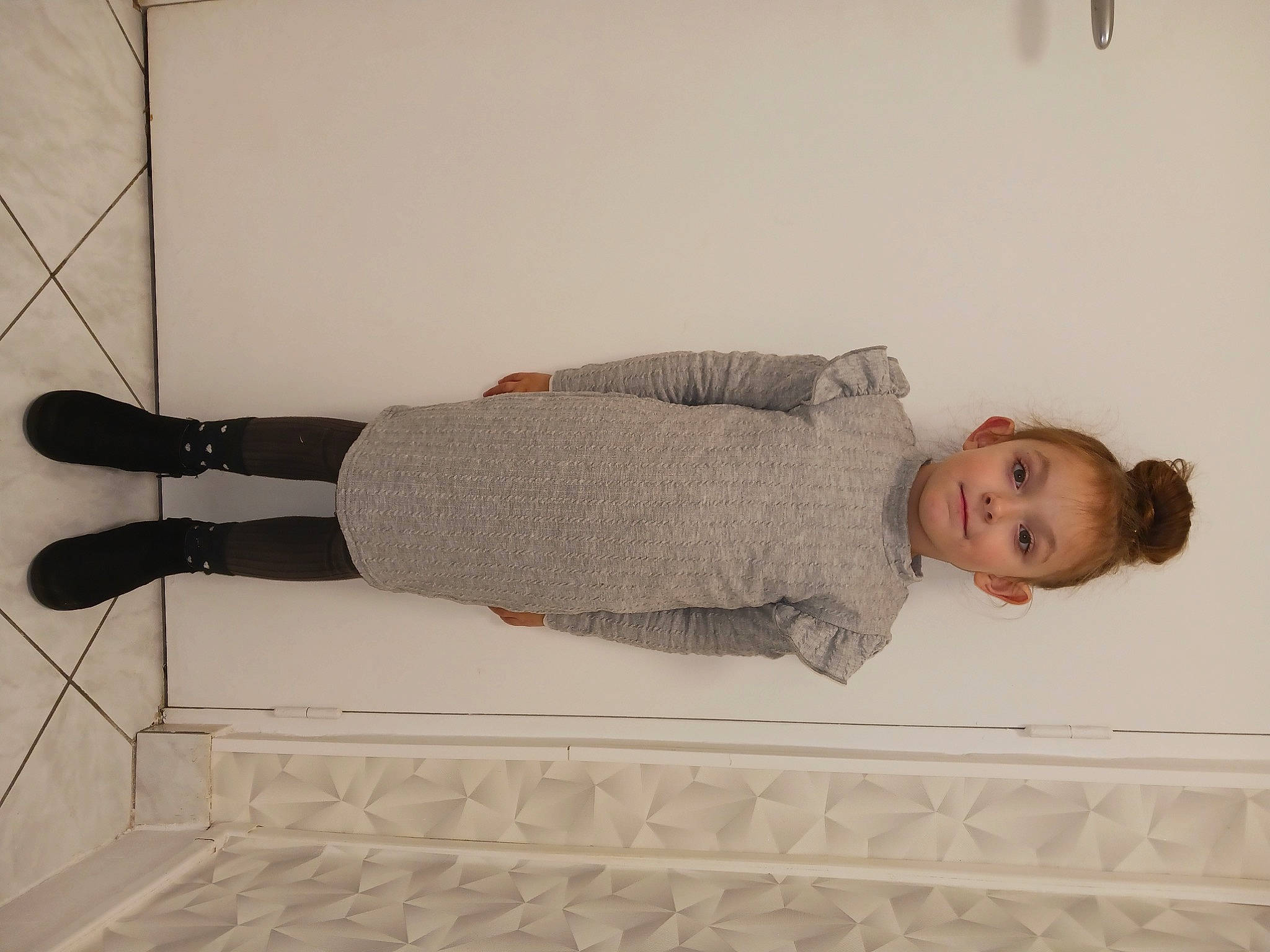 Maelya participe au concours pour gagner de l'argent avec cette photo : comfort, elbow, floor, flooring, human_leg, knee, linens, pattern, person, rectangle, room, sitting, sleeve, sock, thigh, waist, walking_shoe, wood, wrist