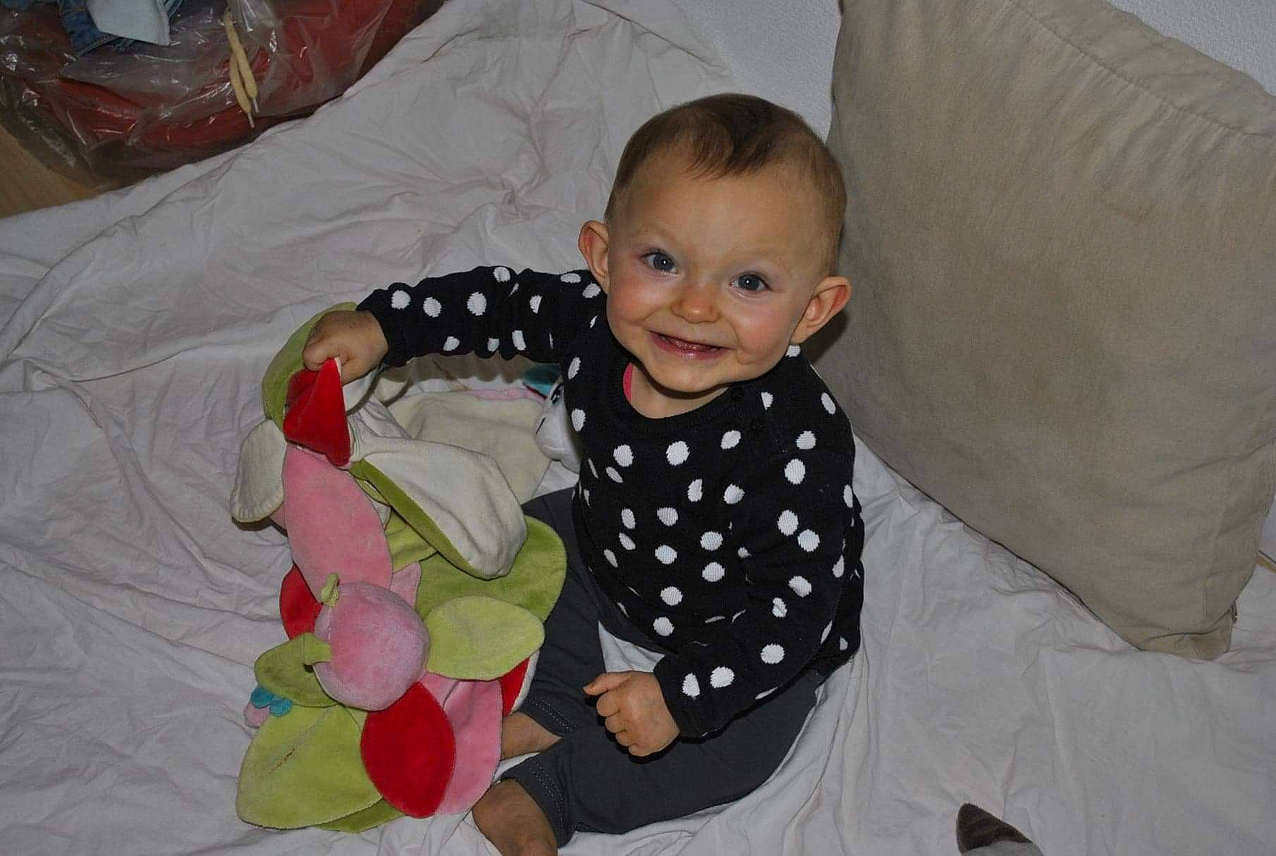 Maelya participe au concours pour gagner de l'argent avec cette photo : baby, baby_products, baby_toys, child, joy, person, play, product, sitting, skin, textile, toddler