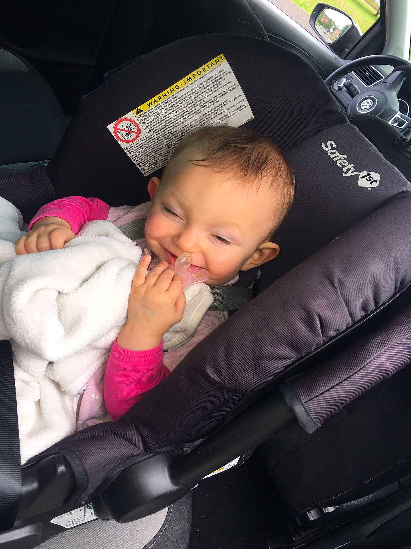 Maelya participe au concours pour gagner de l'argent avec cette photo : auto_part, baby, baby_carriage, baby_in_car_seat, baby_products, car, car_seat, car_seat_cover, child, family_car, head_restraint, luxury_vehicle, person, product, seat_belt, steering_wheel, toddler, vehicle