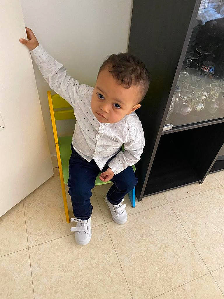 Kylian a rejoint le concours — aidez-le/la à gagner de superbes lots ! arm, baby, baby_toddler_clothing, chair, child, cleanliness, elbow, electric_blue, floor, flooring, fun, gesture, hardwood, jeans, leg, person, room, sitting, sleeve, toddler