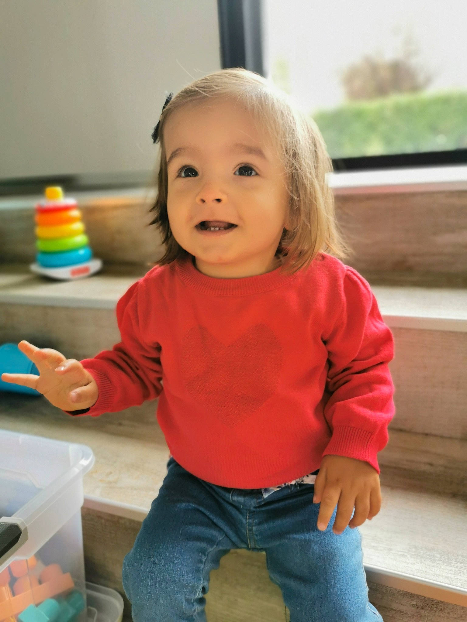 Lexie participe au concours pour gagner de l'argent avec cette photo : arm, baby, baby_playing_with_toys, baby_toddler_clothing, cheek, face, facial_expression, fun, hairstyle, happy, head, iris, jeans, nose, person, skin, sleeve, smile, standing, t_shirt