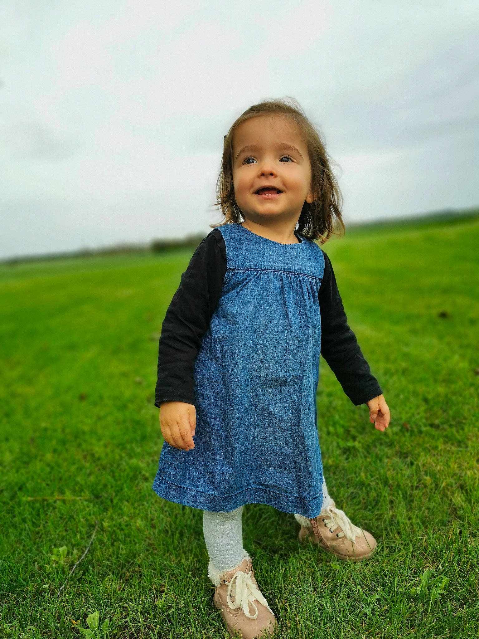 Lexie a rejoint le concours — aidez-le/la à gagner de superbes lots ! baby_toddler_clothing, blond, child, cloud, flash_photography, fun, gesture, grass, grassland, happy, joy, lawn, leisure, meadow, people_in_nature, person, plant, recreation, sky, smile