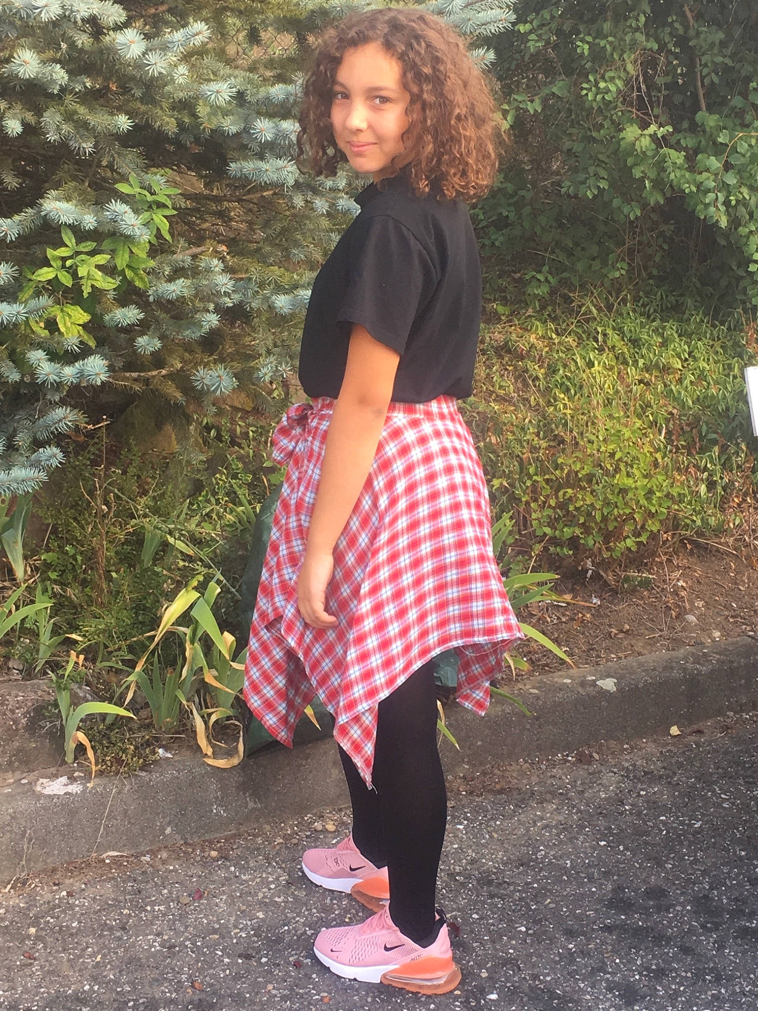 Lilia participe au concours pour gagner de l'argent avec cette photo : clothing, design, dress, fashion, footwear, joint, joy, knee, leggings, pattern, person, pink, plaid, polka_dot, shoe, shoulder, street_fashion, t_shirt, tartan, textile