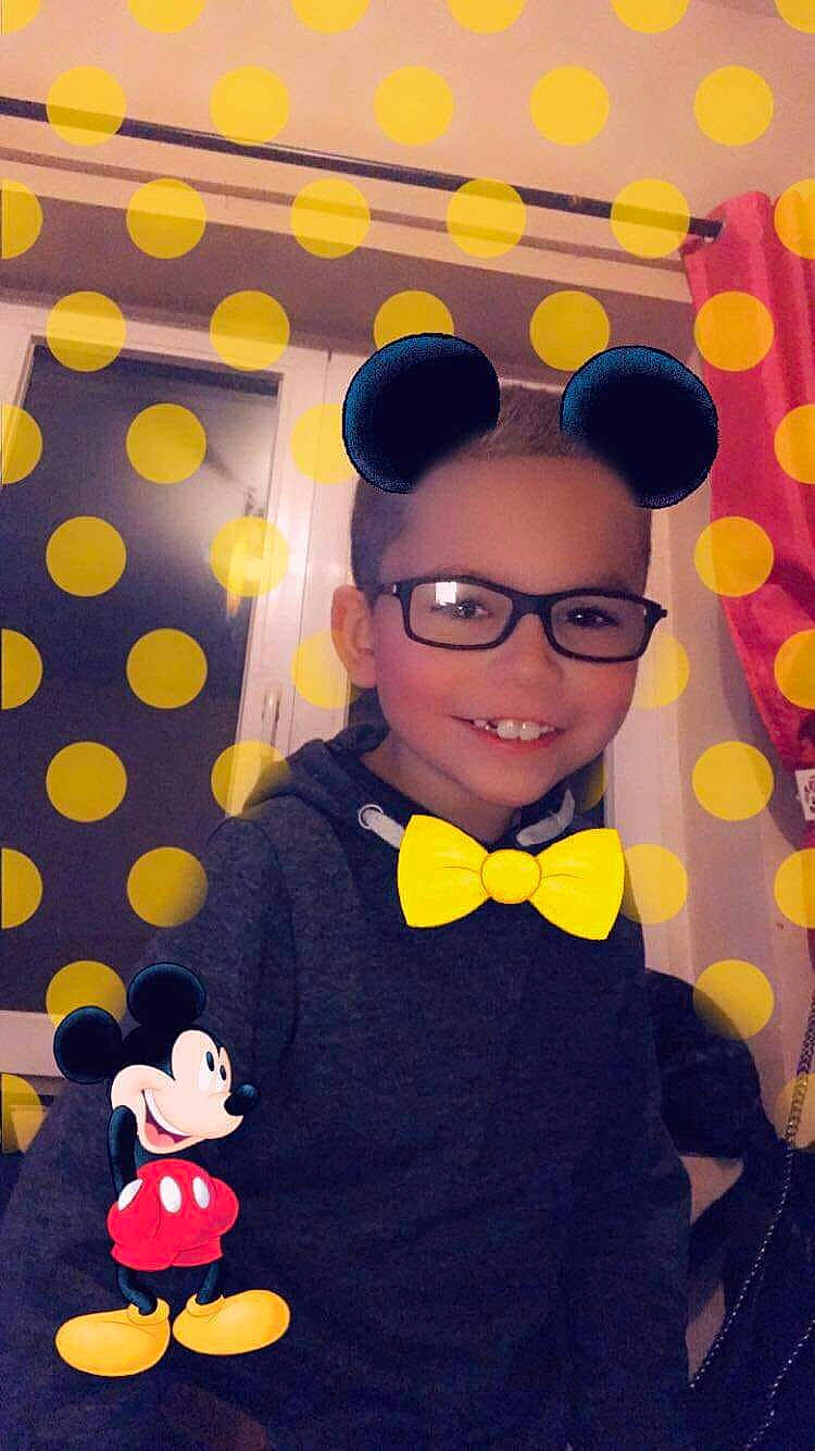 Yannis a rejoint le concours — aidez-le/la à gagner de superbes lots ! child, cool, costume, design, eyewear, fun, glasses, happiness, joy, pattern, person, product, smile, sunglasses, toddler, toy, vision_care, yellow