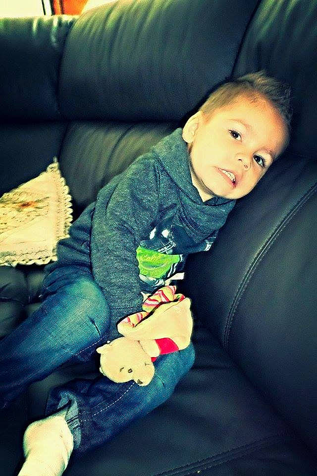 Yannis a rejoint le concours — aidez-le/la à gagner de superbes lots ! boy, child, cool, day, eye, fun, girl, green, happiness, infant, person, play, product, sitting, skin, smile, toddler